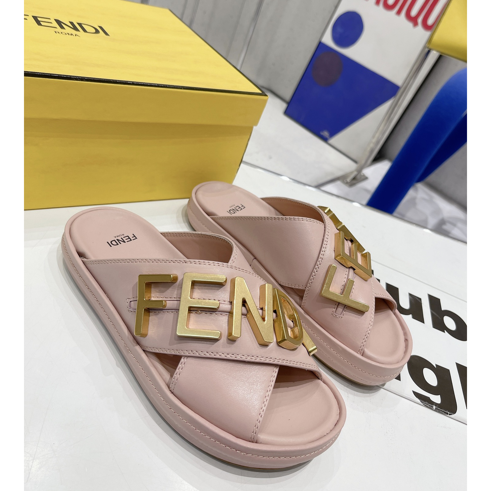 Fendi Graphy Pink Leder-Slides - EUR FASHION