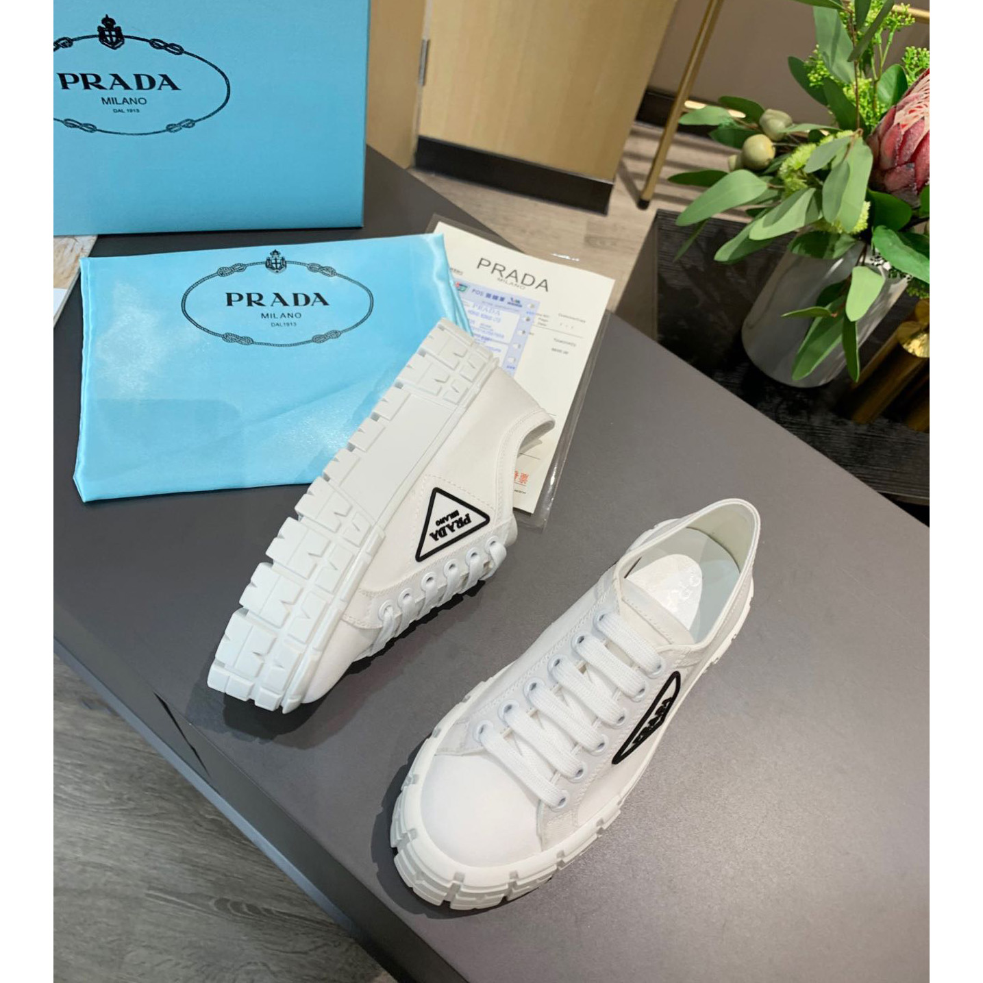 Prada-Logo-Sneaker in Weiß - EUR FASHION