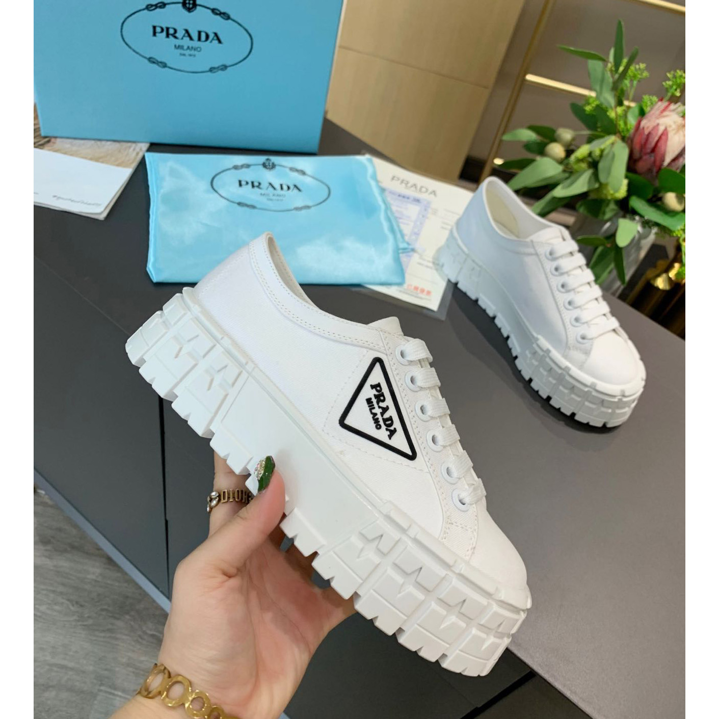 Prada-Logo-Sneaker in Weiß - EUR FASHION