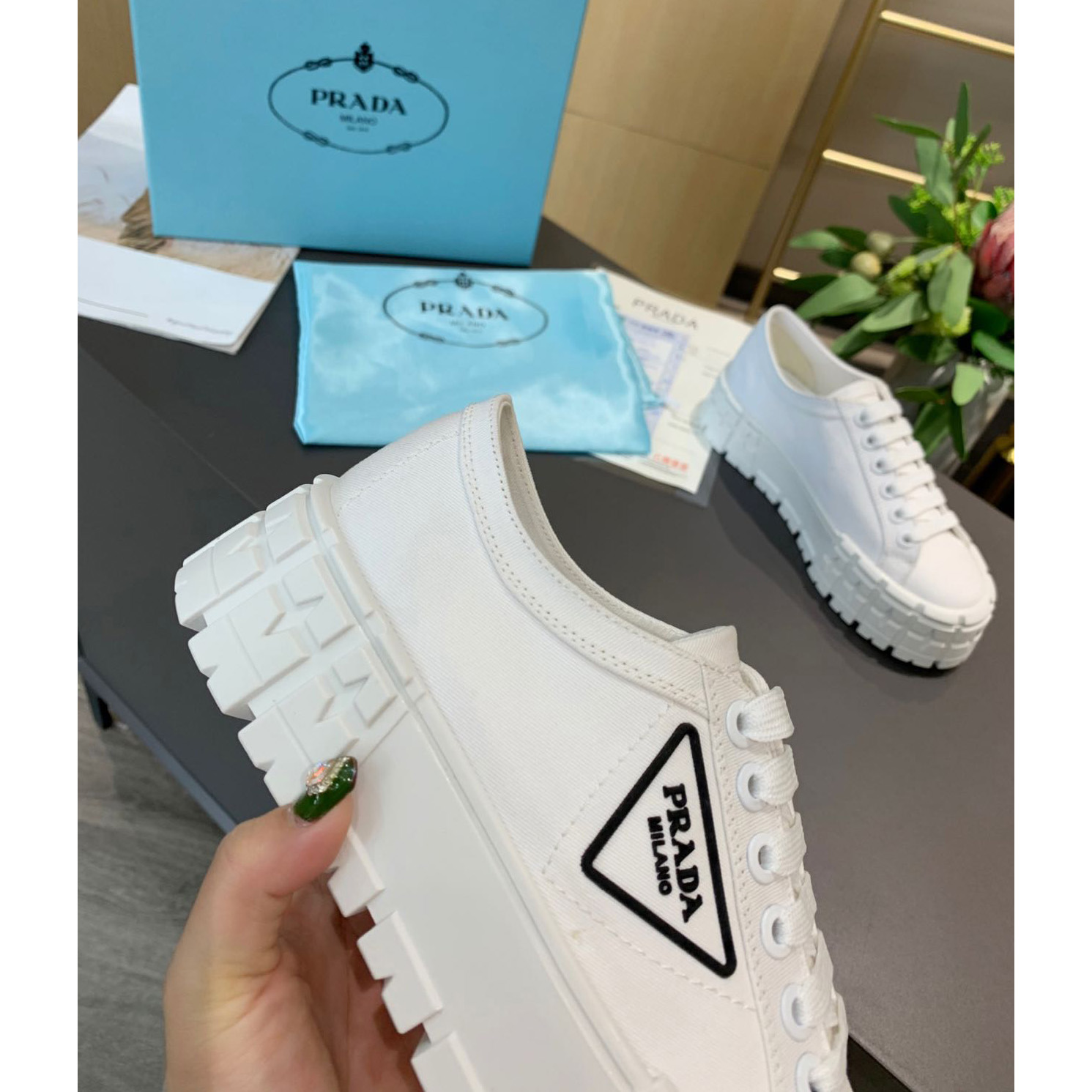 Prada-Logo-Sneaker in Weiß - EUR FASHION