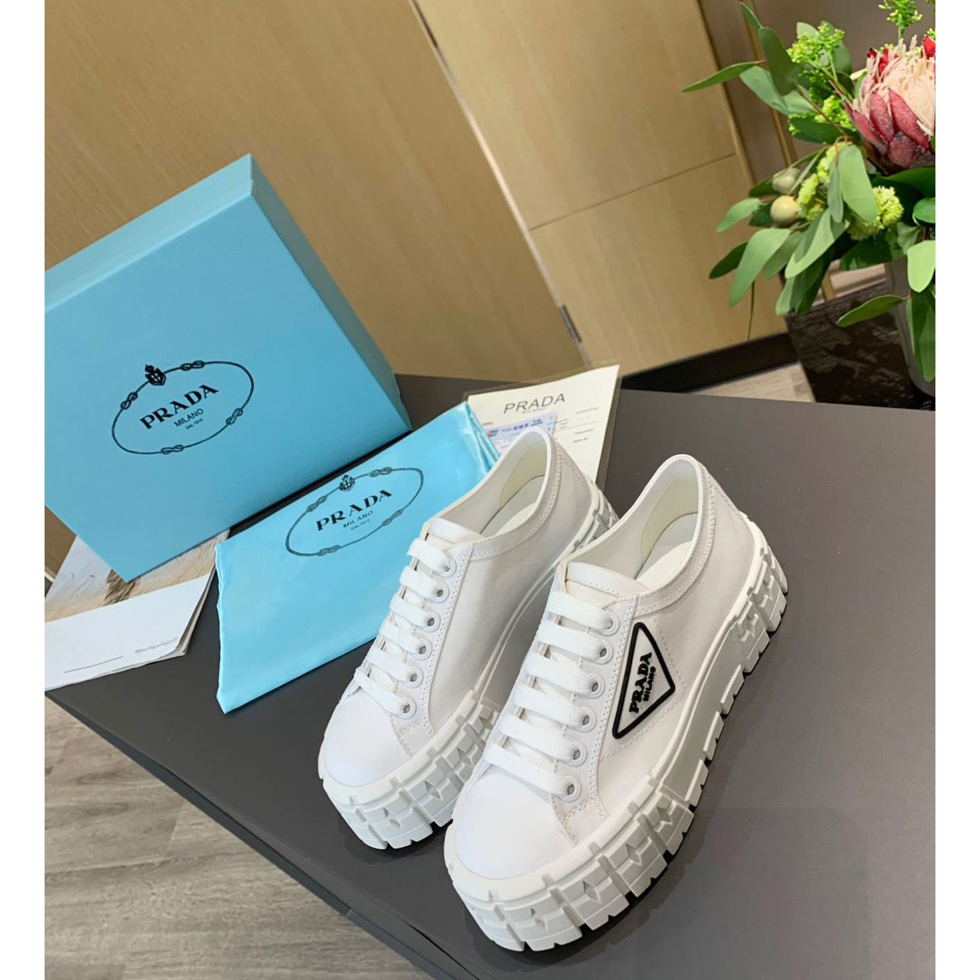 Prada-Logo-Sneaker in Weiß - EUR FASHION