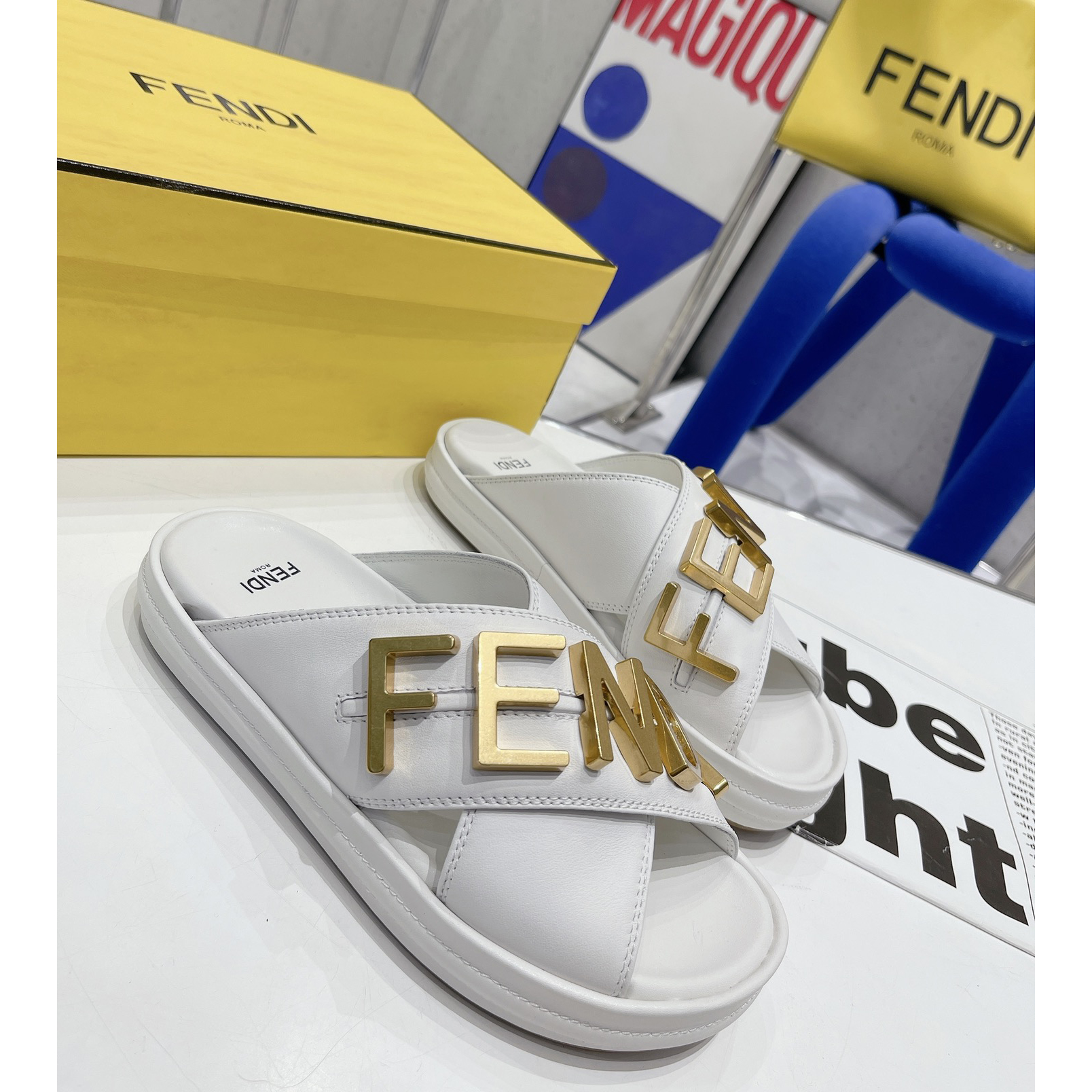 Fendi Graphy Pantoletten aus weißem Leder - EUR FASHION