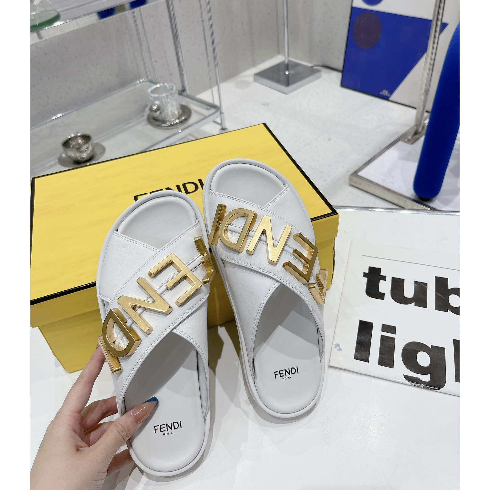 Fendi Graphy Pantoletten aus weißem Leder - EUR FASHION