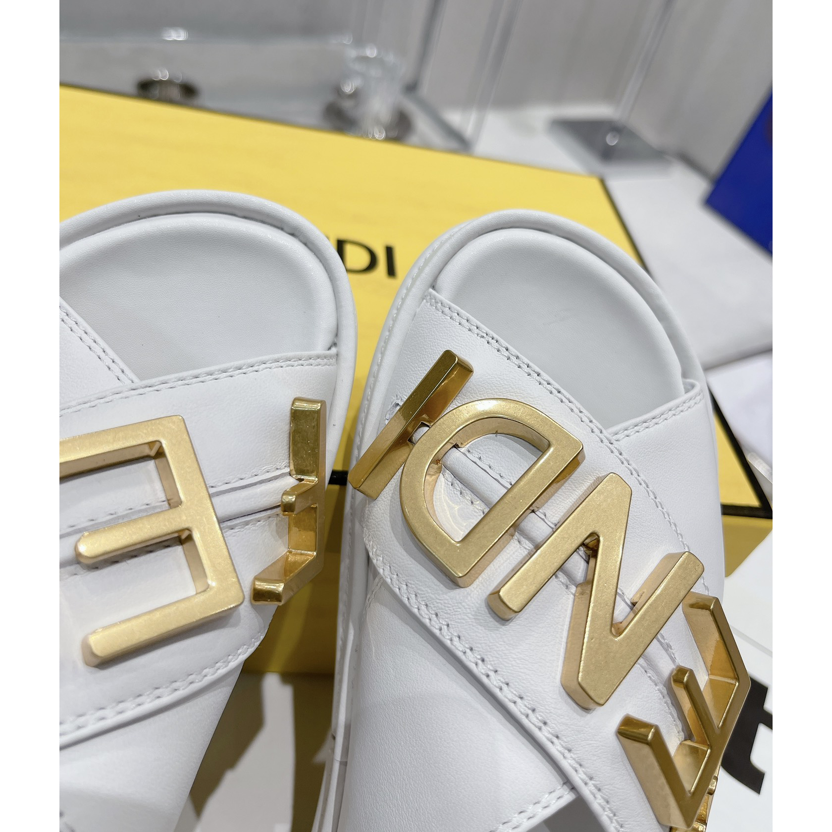 Fendi Graphy Pantoletten aus weißem Leder - EUR FASHION