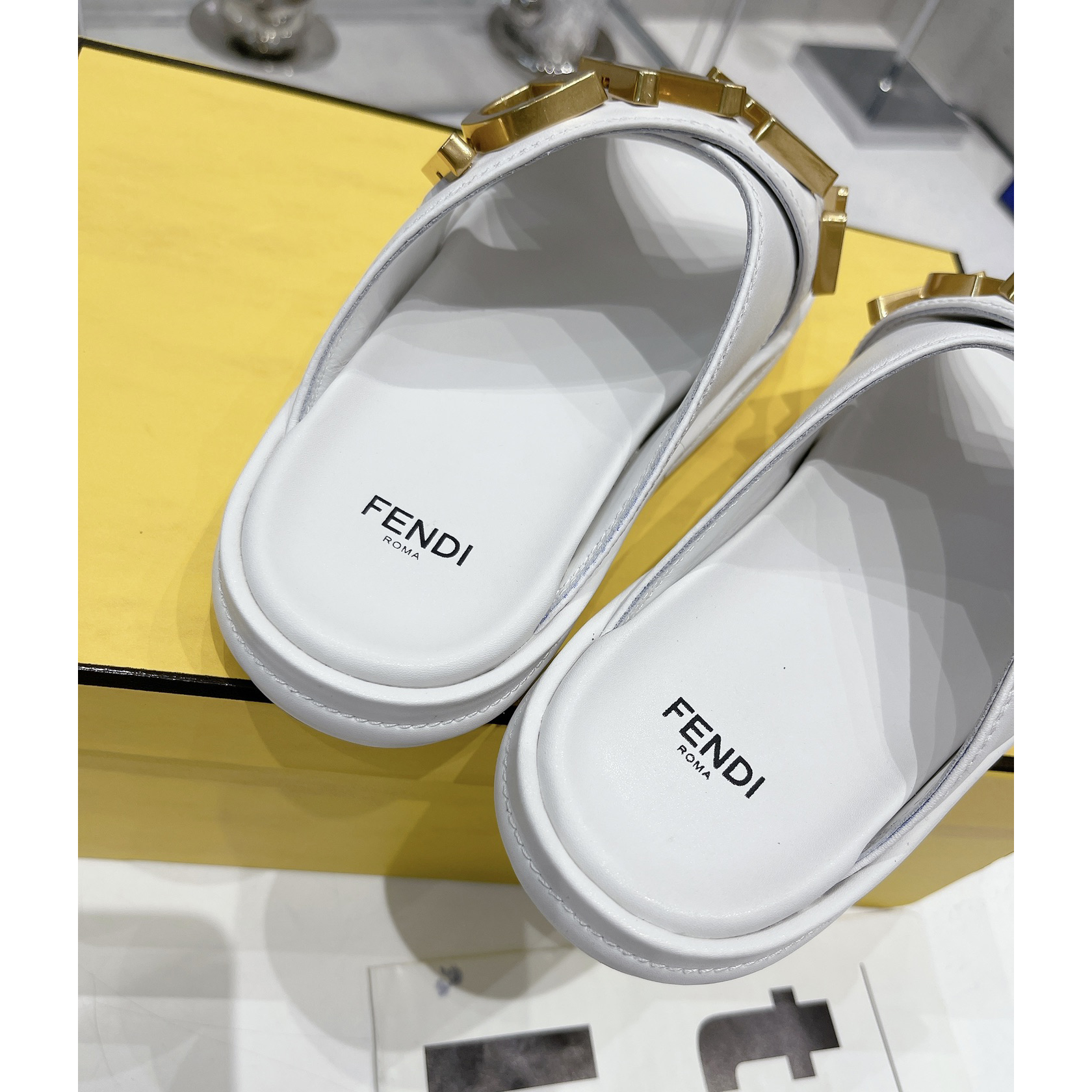 Fendi Graphy Pantoletten aus weißem Leder - EUR FASHION