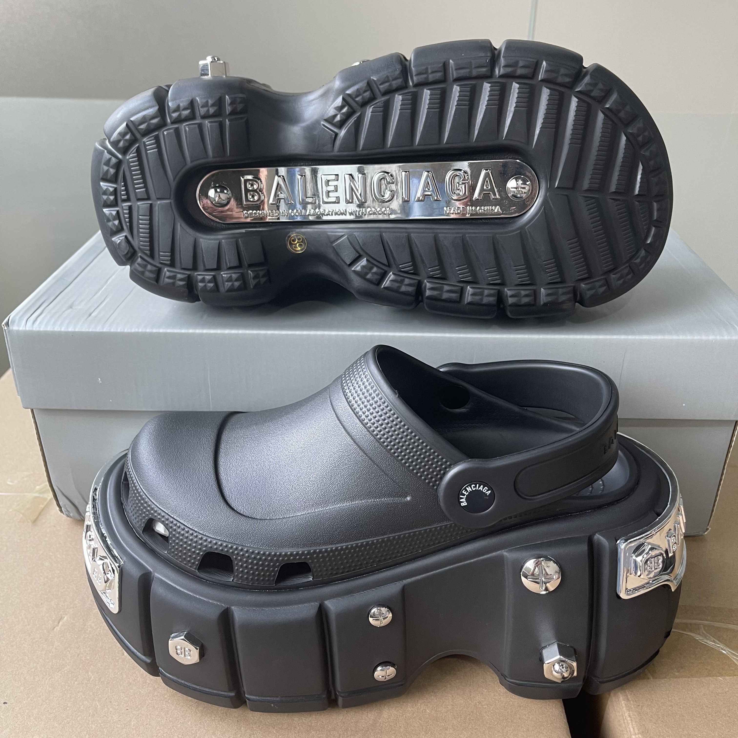 Balenciaga HardCrocs™ Sandale aus schwarzem Gummi - EUR FASHION