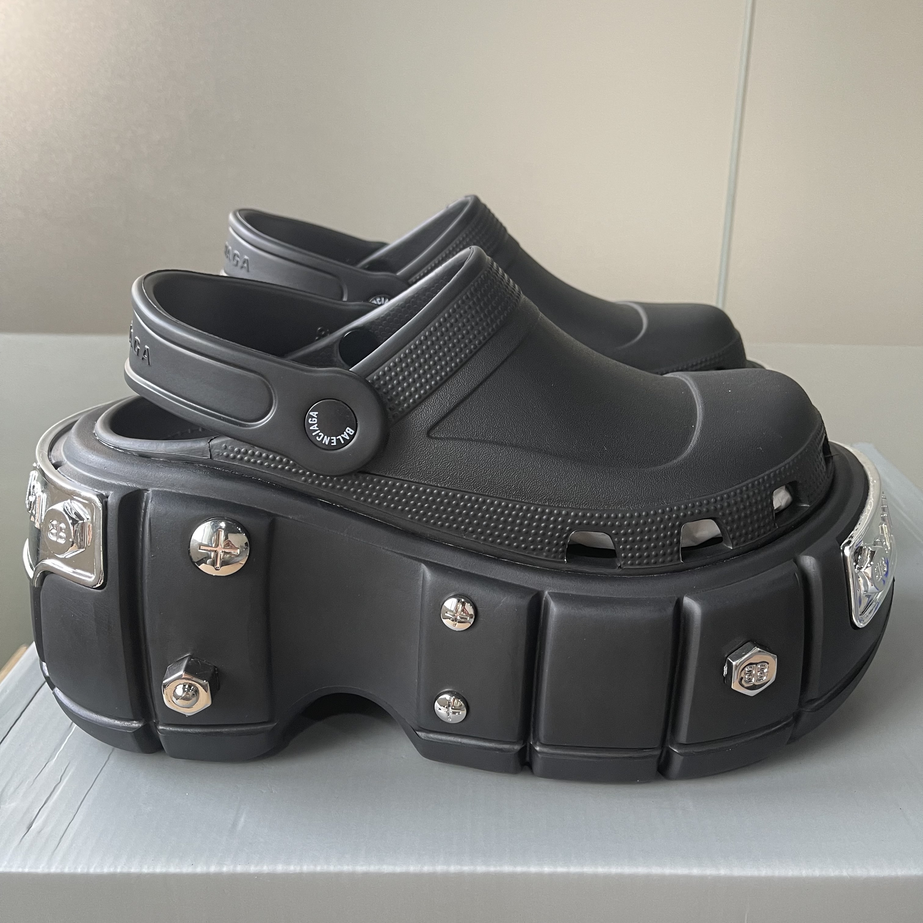 Balenciaga HardCrocs™ Sandale aus schwarzem Gummi - EUR FASHION