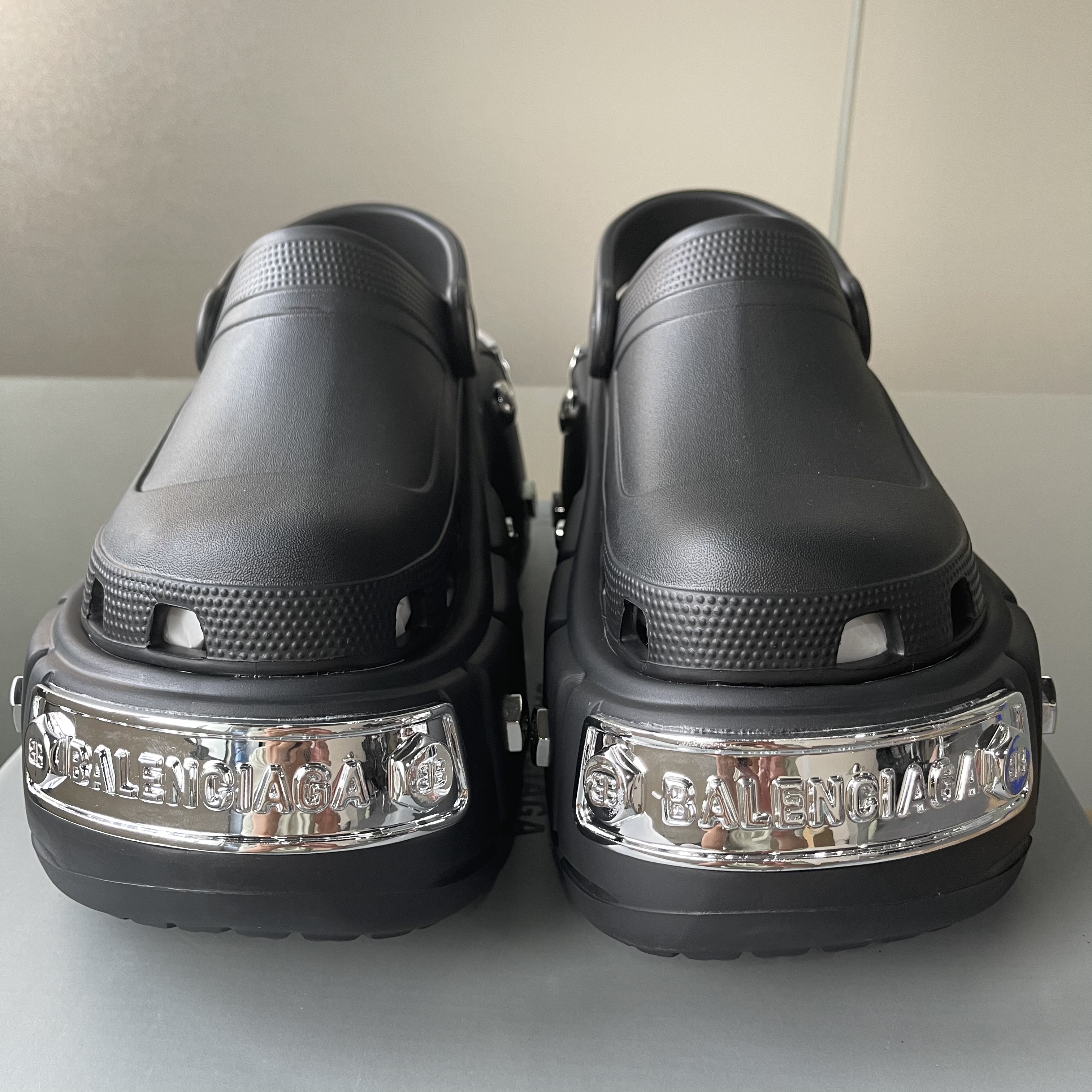 Balenciaga HardCrocs™ Sandale aus schwarzem Gummi - EUR FASHION