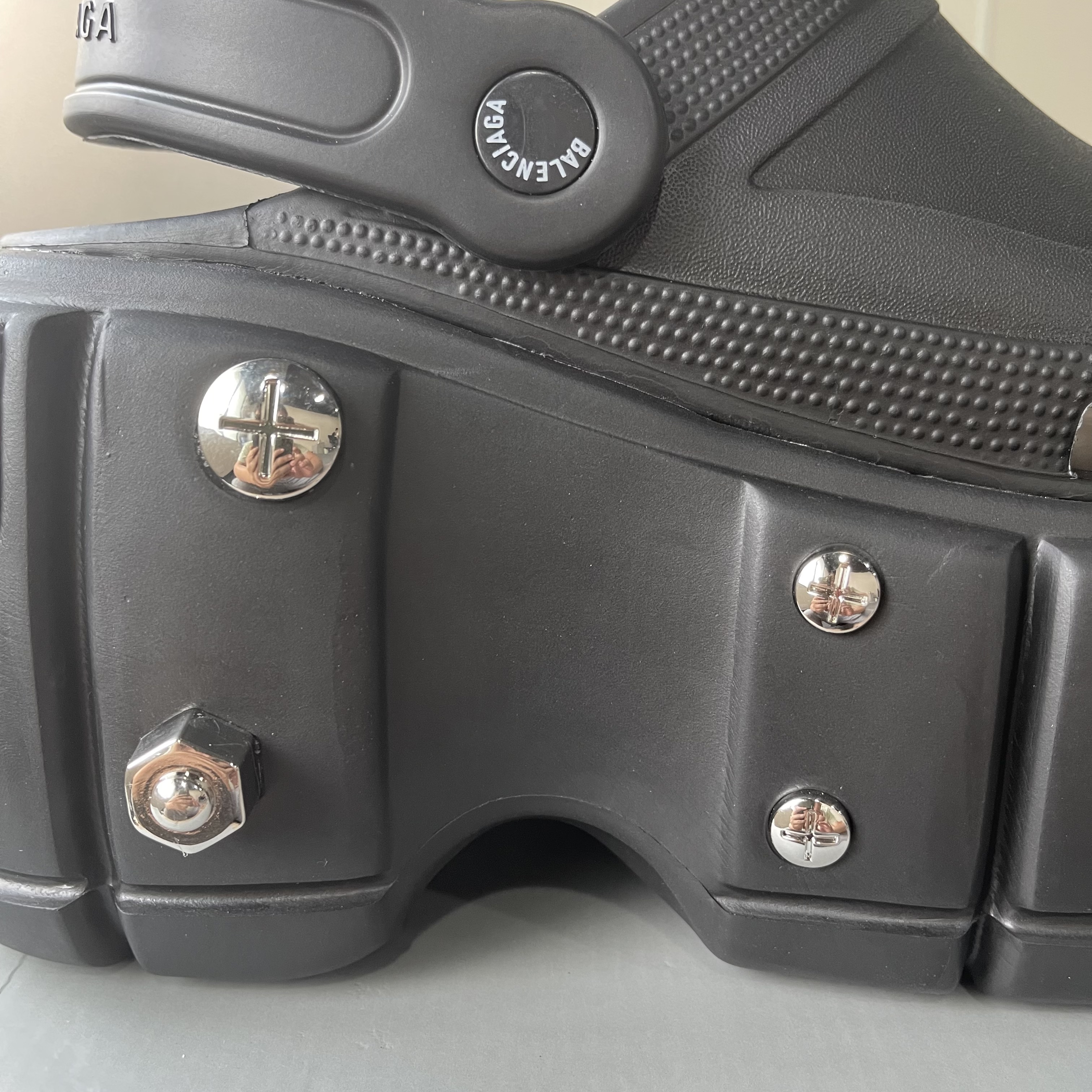 Balenciaga HardCrocs™ Sandale aus schwarzem Gummi - EUR FASHION
