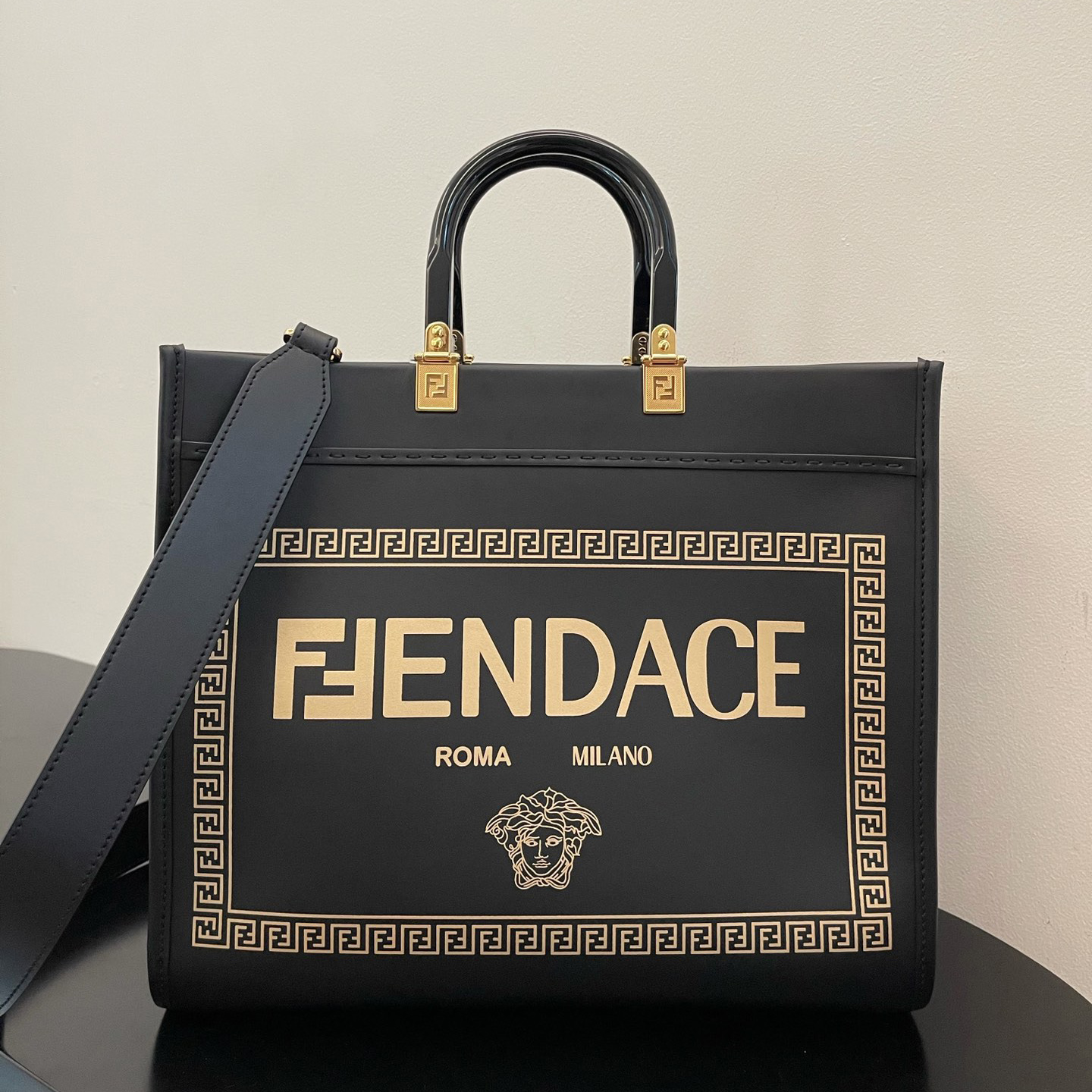 Versace x Fendi Sunshine Medium Fendace bedruckter weißer Leder-Shopper (35–31–17 cm) - EUR FASHION