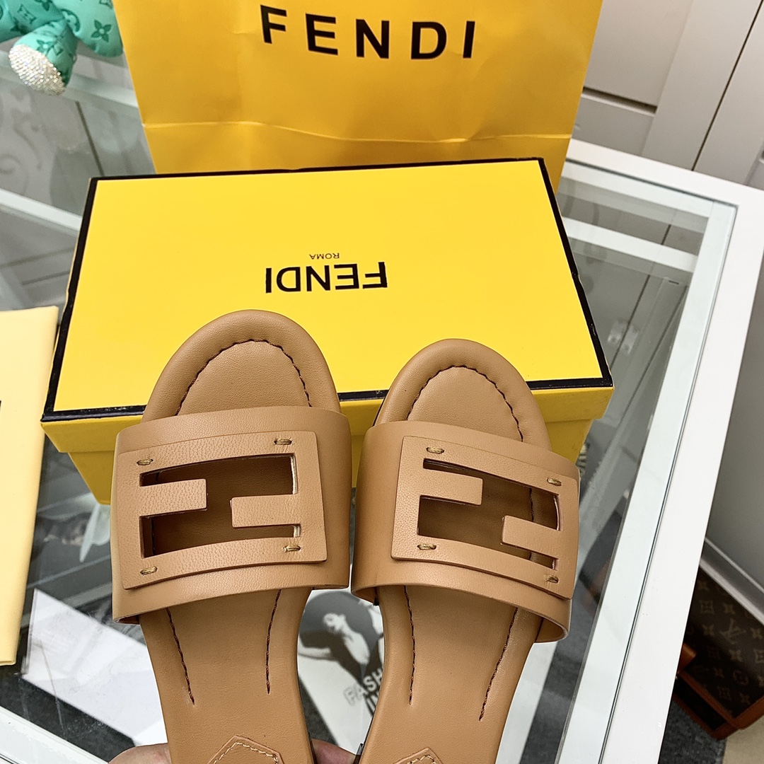 Fendi Signature-Pantoletten aus braunem Leder - EUR FASHION
