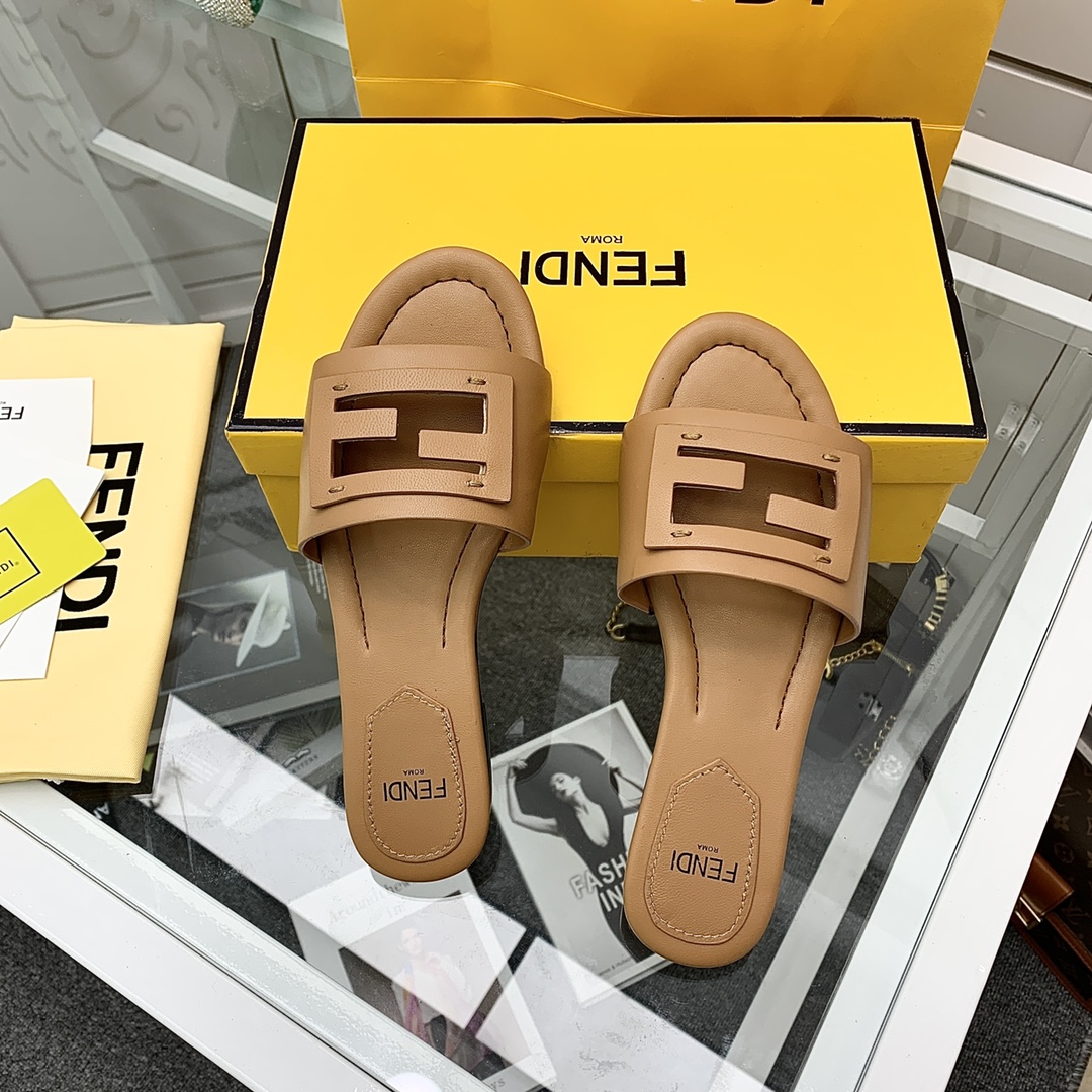 Fendi Signature-Pantoletten aus braunem Leder - EUR FASHION