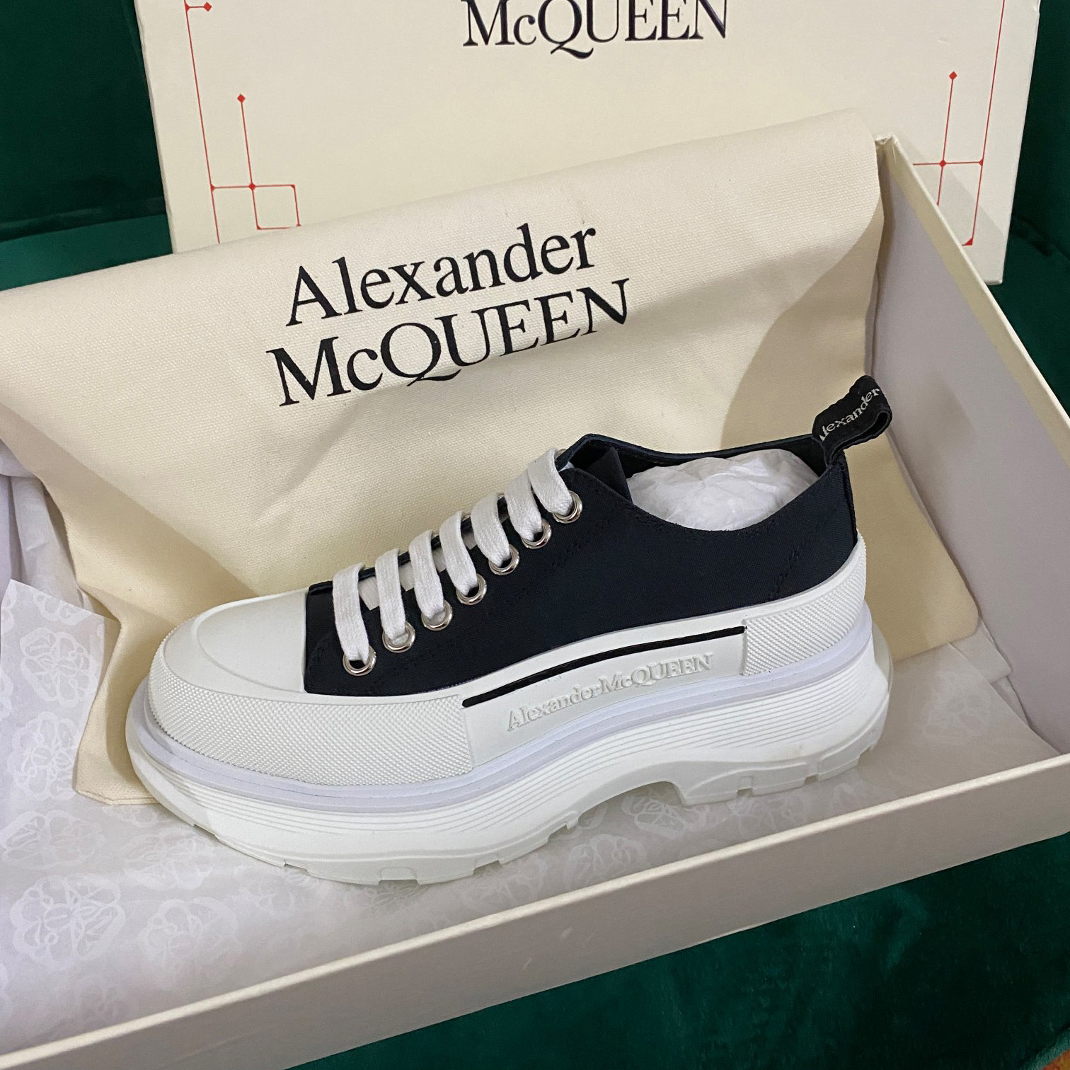 Alexander Mqueen Tread Slick Schnürschuh in Schwarz/Weiß - EUR FASHION