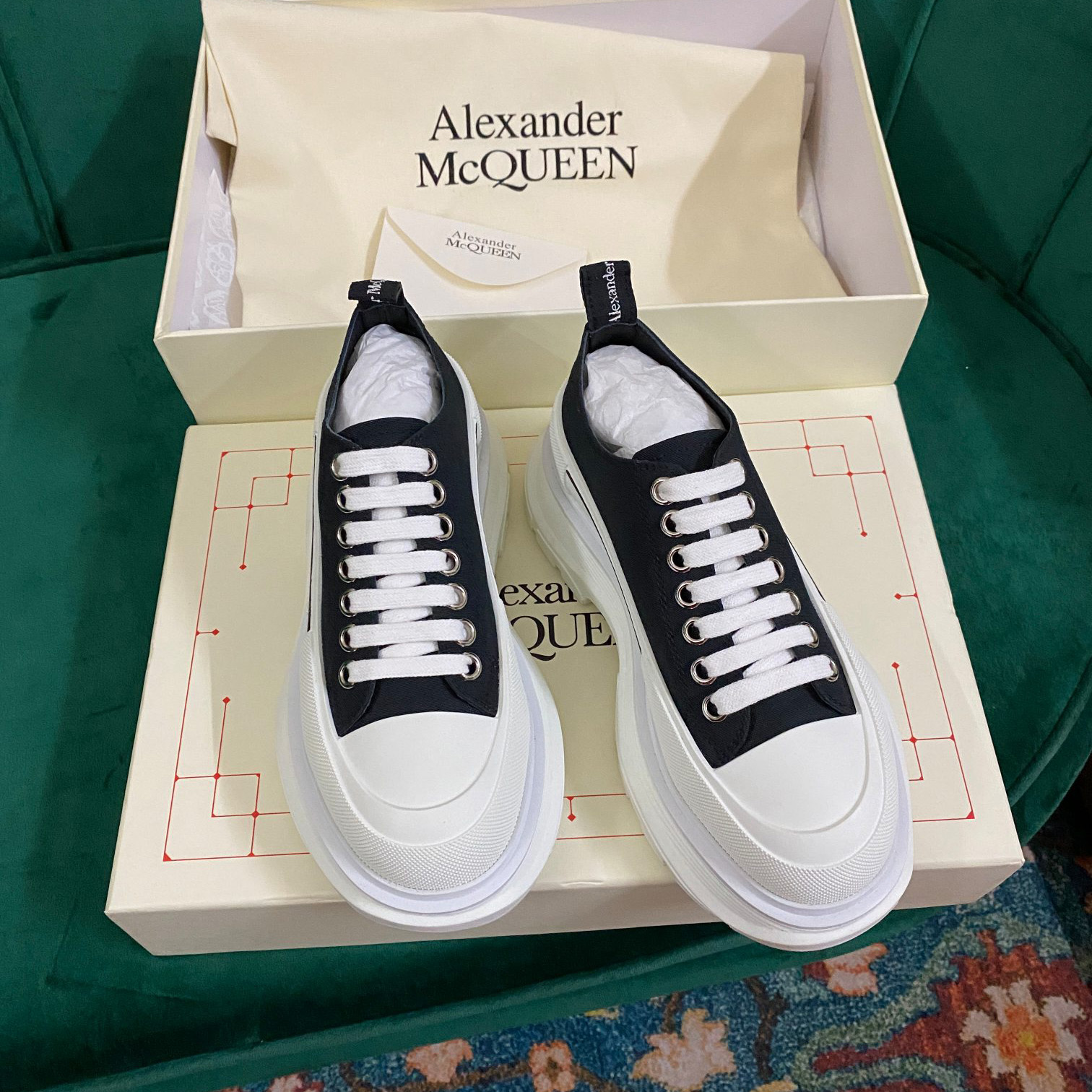 Alexander Mqueen Tread Slick Schnürschuh in Schwarz/Weiß - EUR FASHION