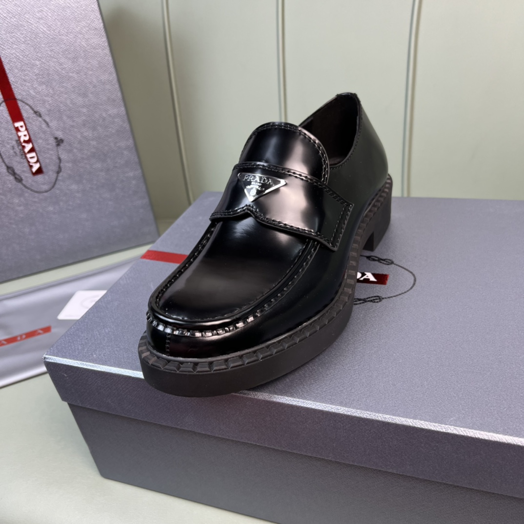 Schokoladenbraune, spitze Loafer aus gebürstetem Leder von Prada - EUR FASHION