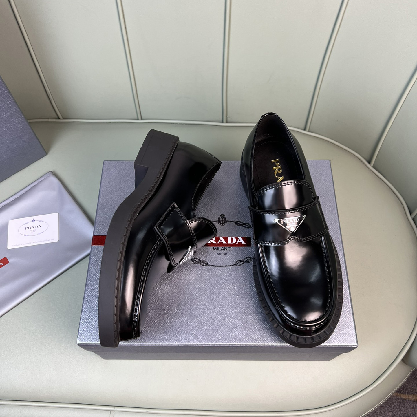 Schokoladenbraune, spitze Loafer aus gebürstetem Leder von Prada - EUR FASHION