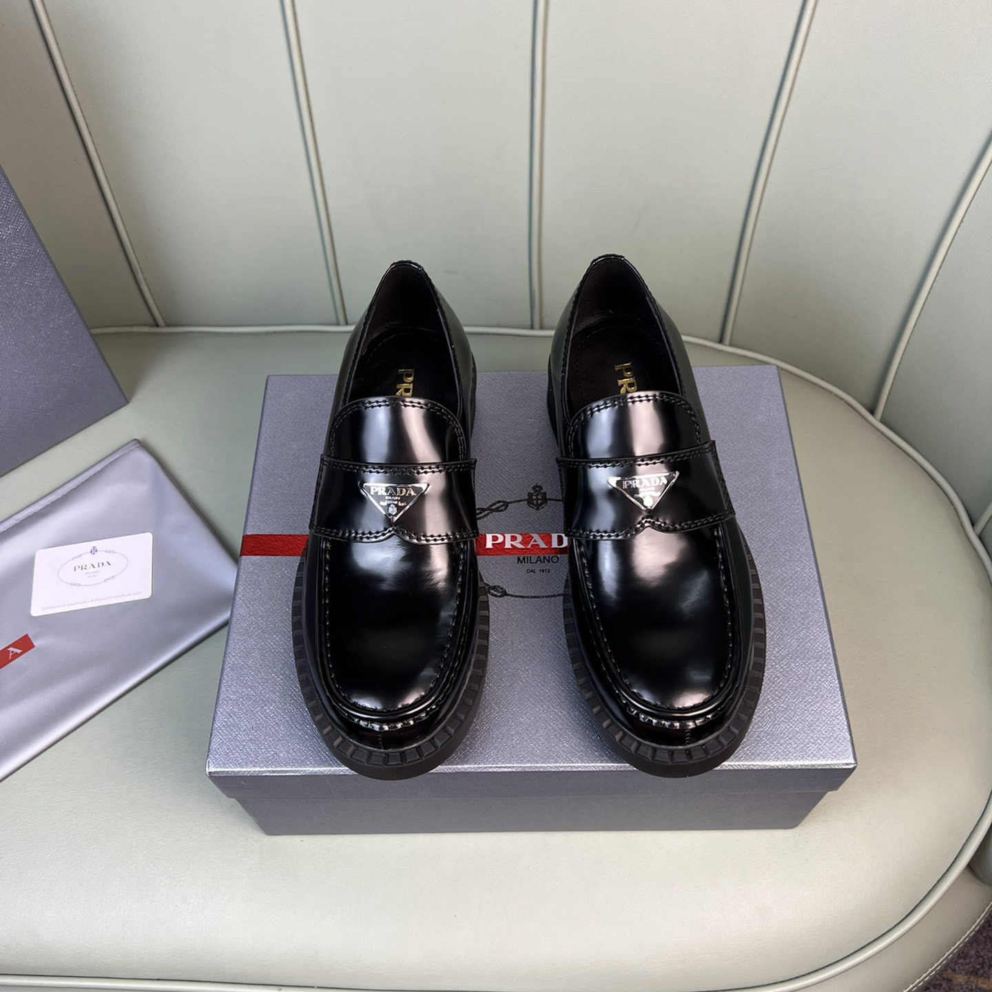 Schokoladenbraune, spitze Loafer aus gebürstetem Leder von Prada - EUR FASHION