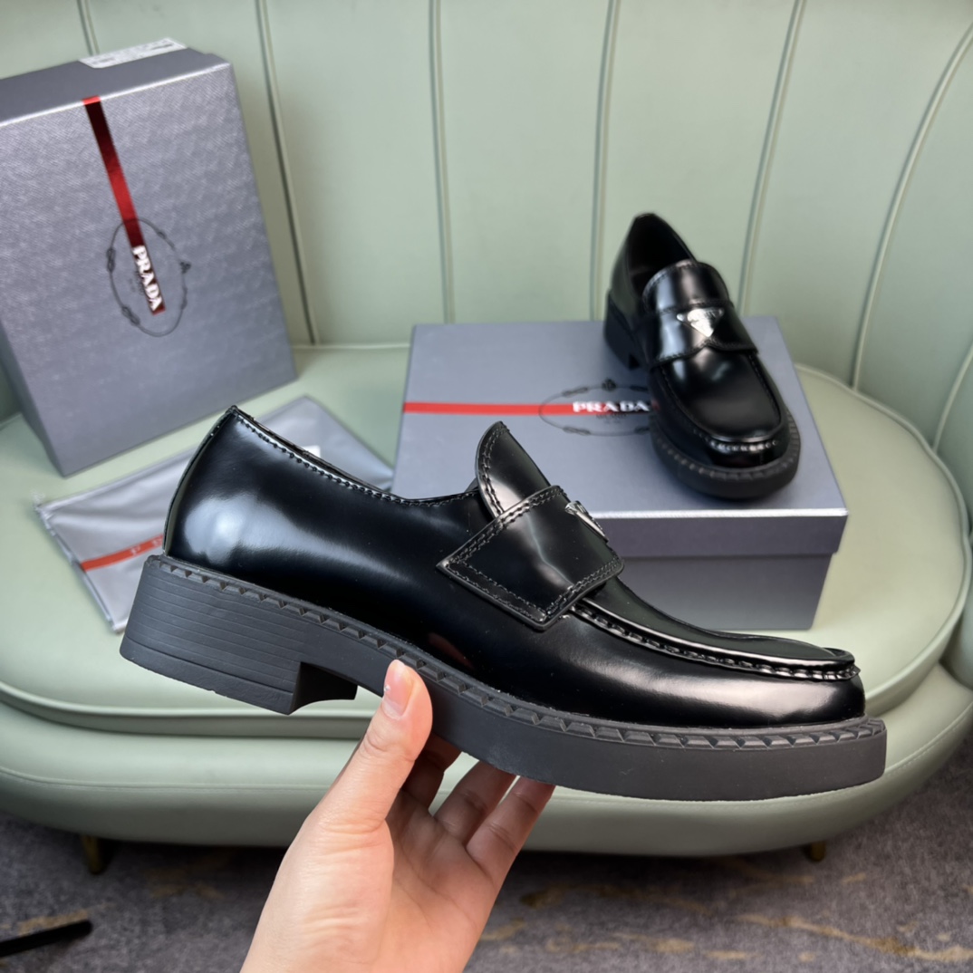 Schokoladenbraune, spitze Loafer aus gebürstetem Leder von Prada - EUR FASHION