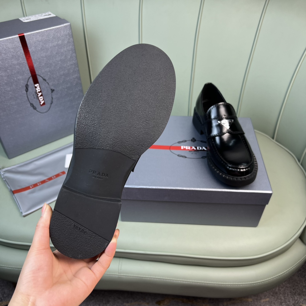 Schokoladenbraune, spitze Loafer aus gebürstetem Leder von Prada - EUR FASHION