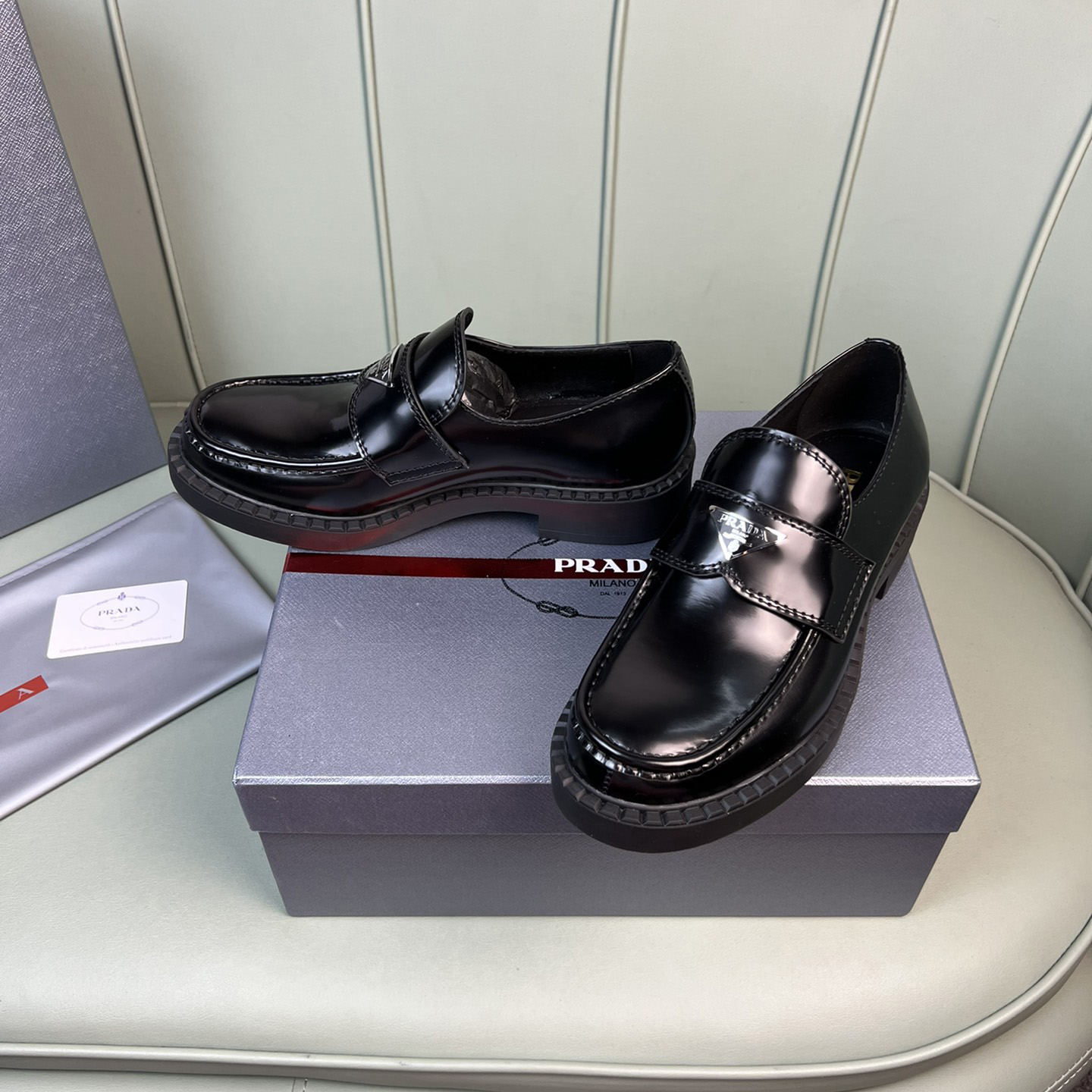 Schokoladenbraune, spitze Loafer aus gebürstetem Leder von Prada - EUR FASHION