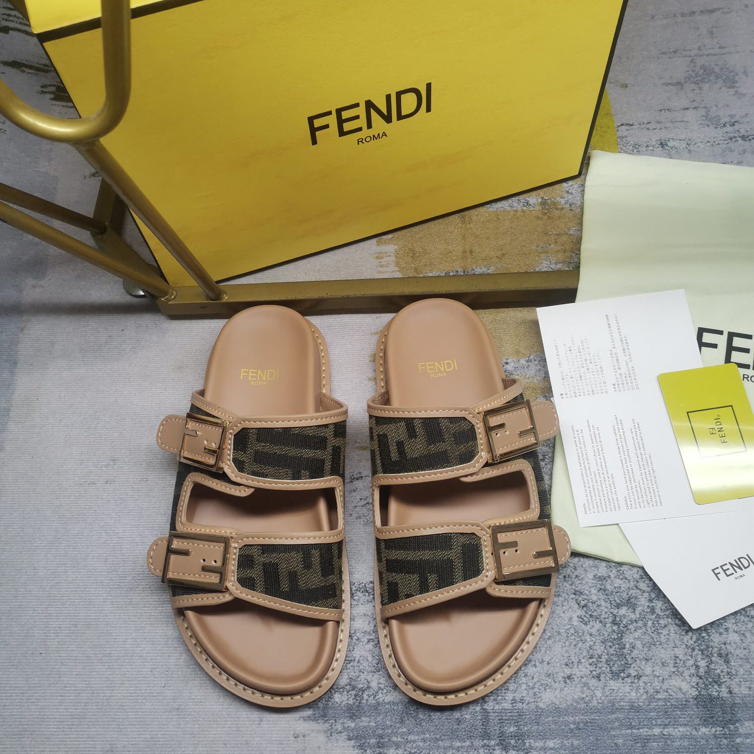 Fendi Feel Brown FF Stoff-Slides - EUR FASHION