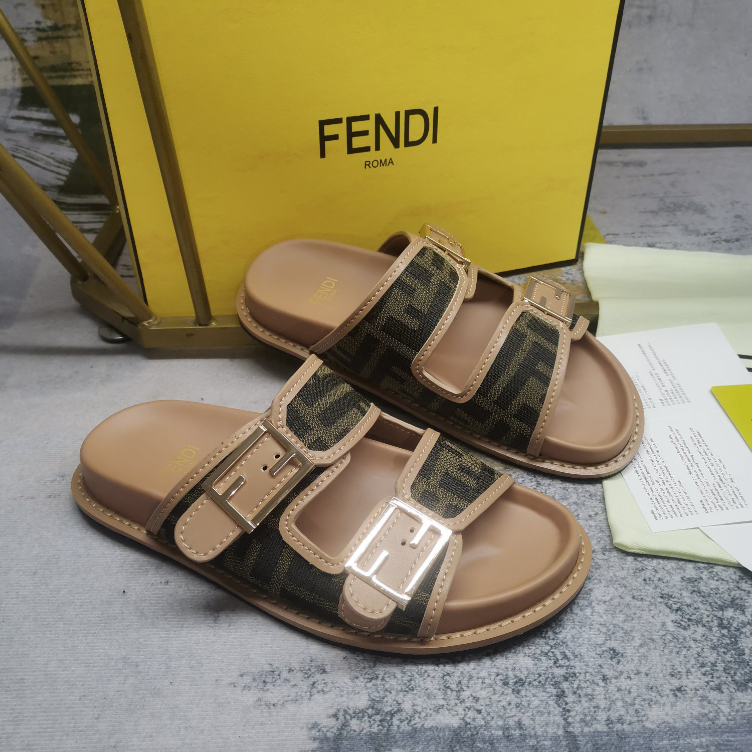 Fendi Feel Brown FF Stoff-Slides - EUR FASHION