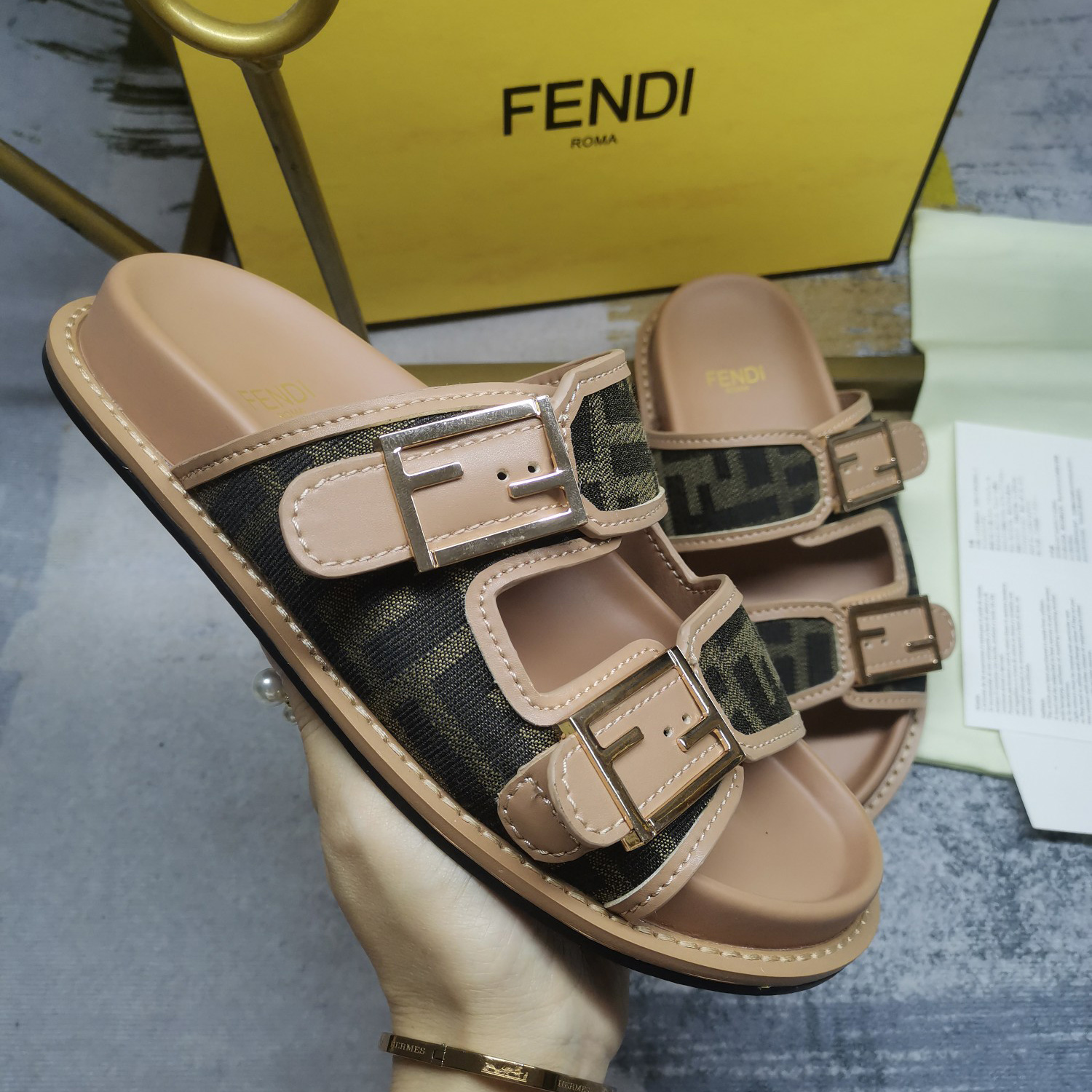 Fendi Feel Brown FF Stoff-Slides - EUR FASHION