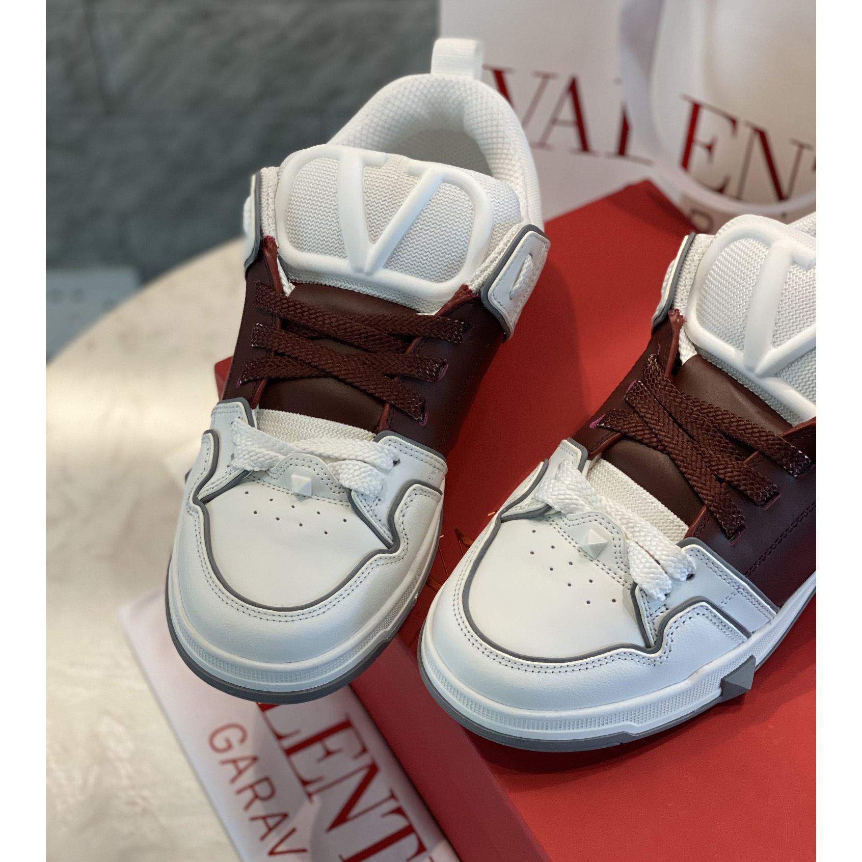 Valenti Open Skate Sneaker aus Kalbsleder und Stoff in Weiß/Rubin - EUR FASHION