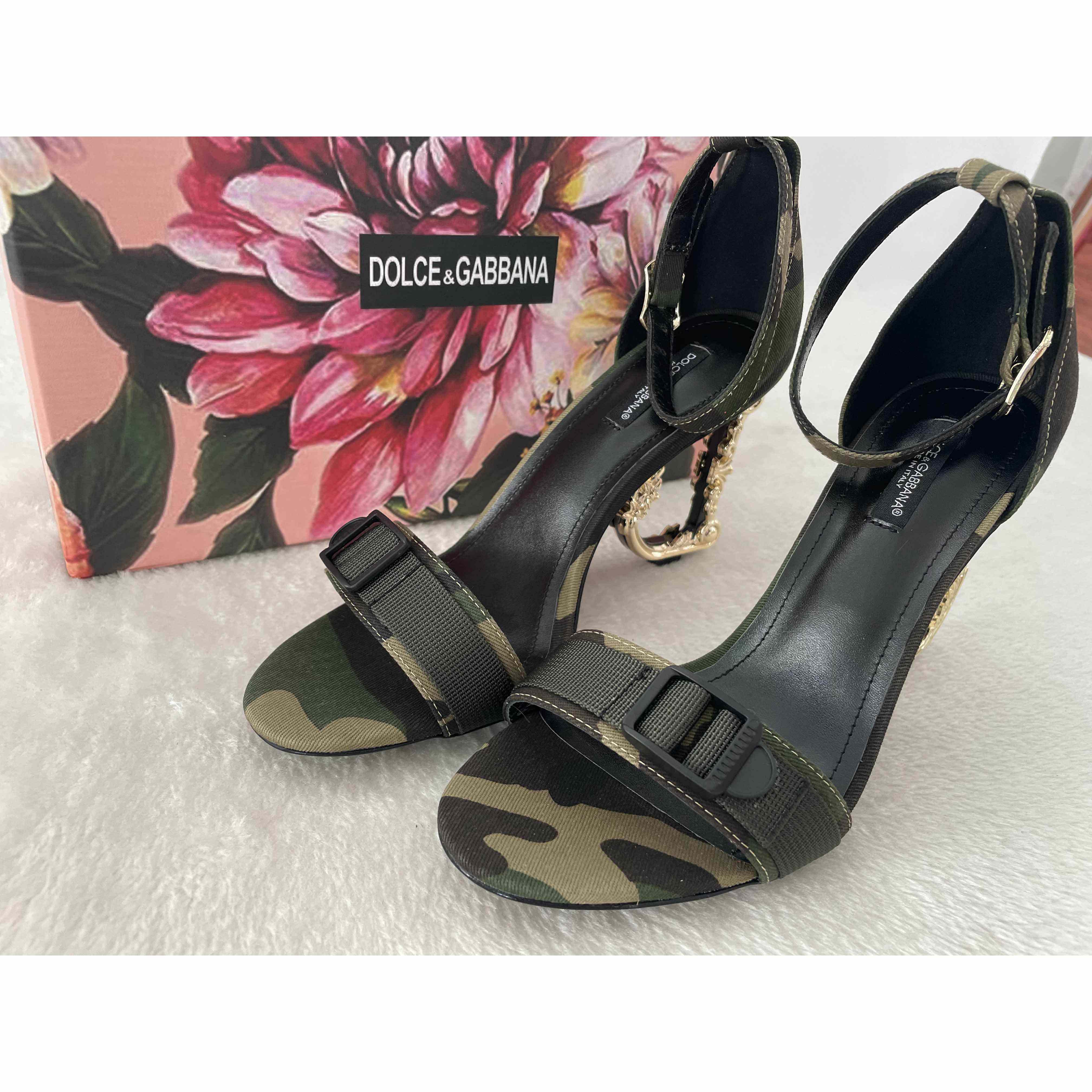 Dolce & Gabbana – Barocke DG-Sandalen in Camouflage-Patchwork - EUR FASHION