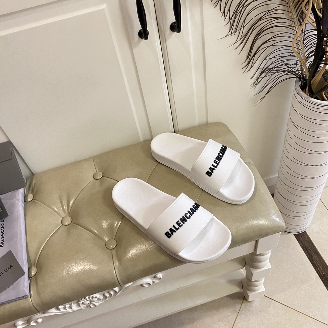 Balenciaga Pool Slide Sandale aus weißem, glattem Gummi mit schwarzem 3D-Balenciaga-Logo - EUR FASHION