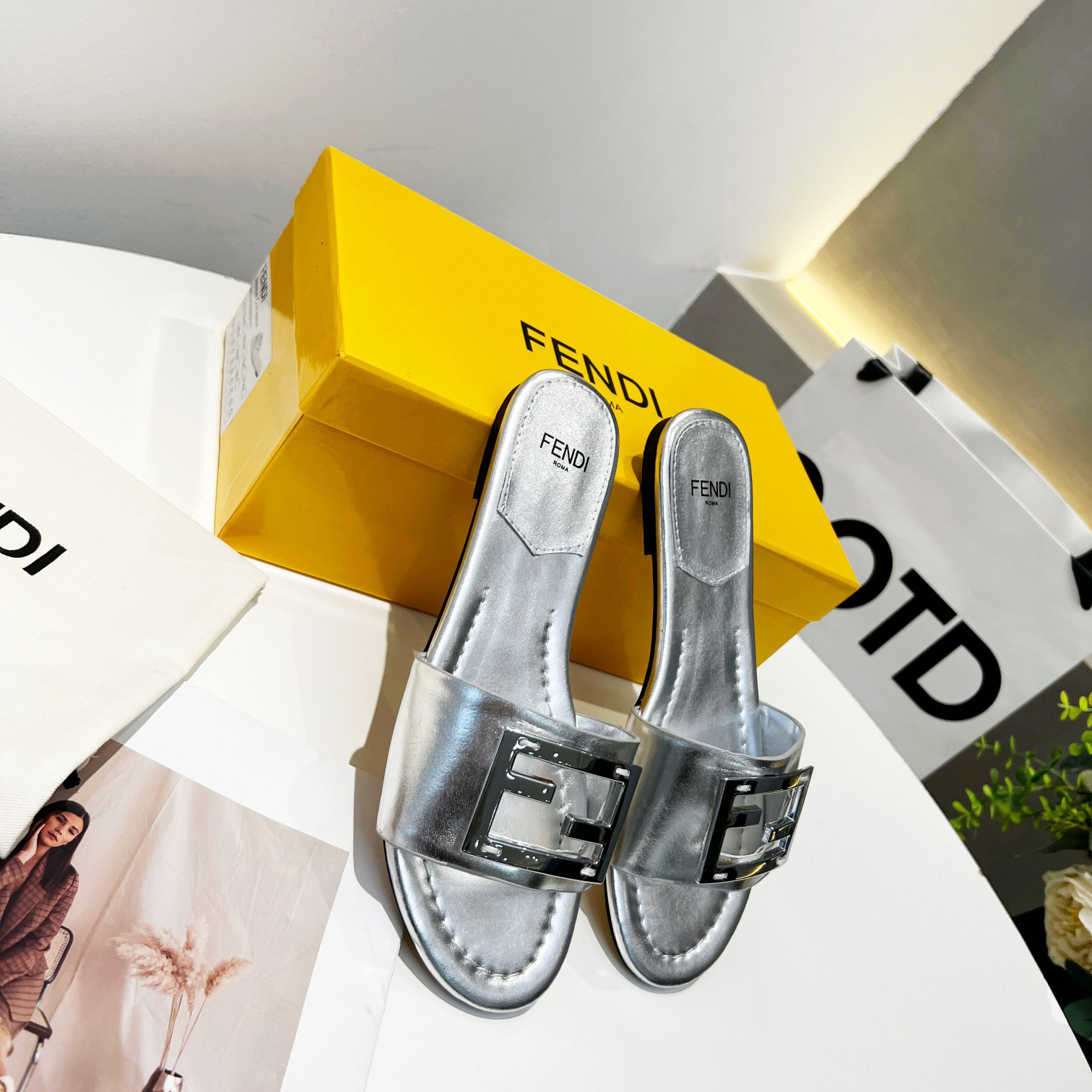 Fendi Baguette-Slides aus silbernem Nappaleder - EUR FASHION