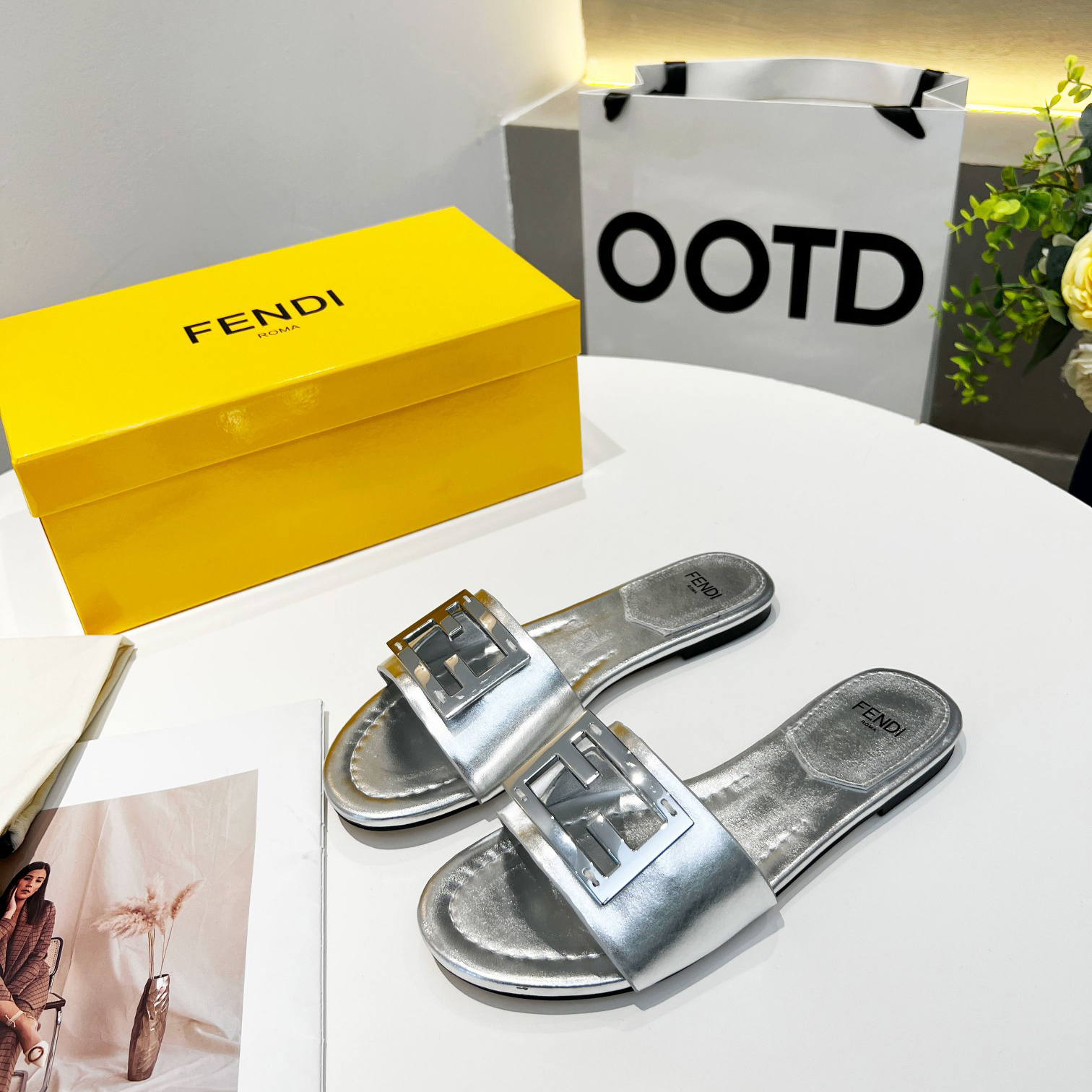 Fendi Baguette-Slides aus silbernem Nappaleder - EUR FASHION