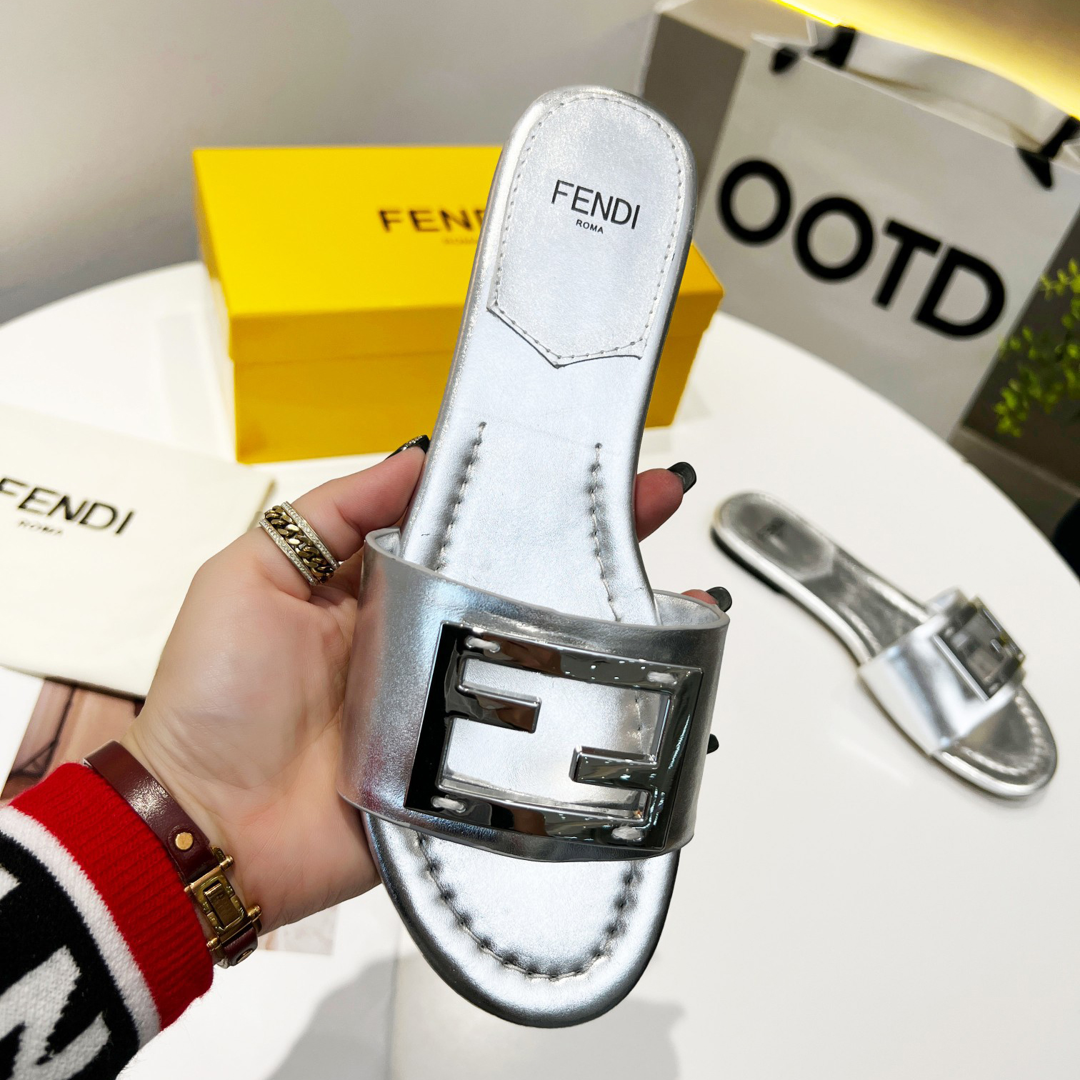 Fendi Baguette-Slides aus silbernem Nappaleder - EUR FASHION