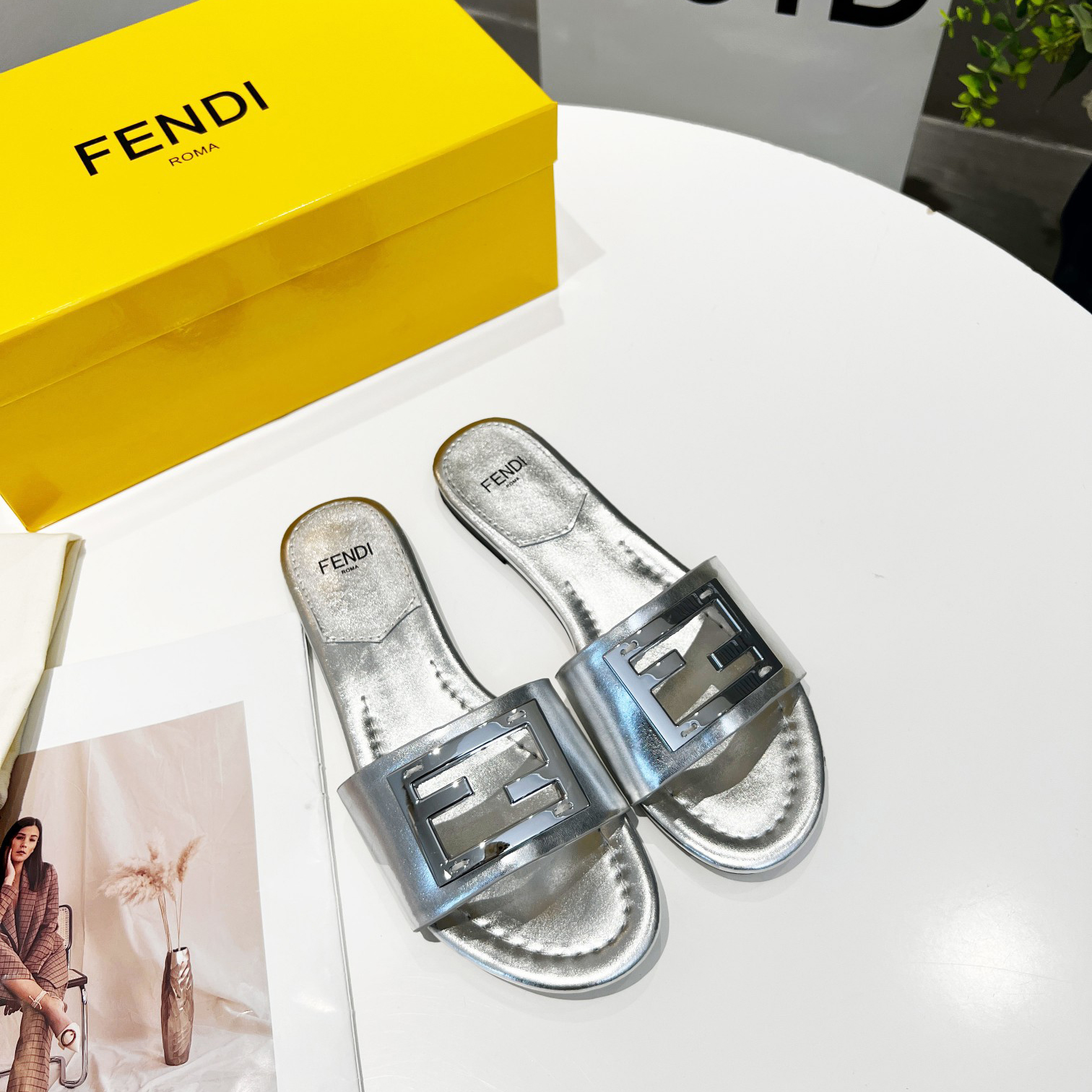 Fendi Baguette-Slides aus silbernem Nappaleder - EUR FASHION