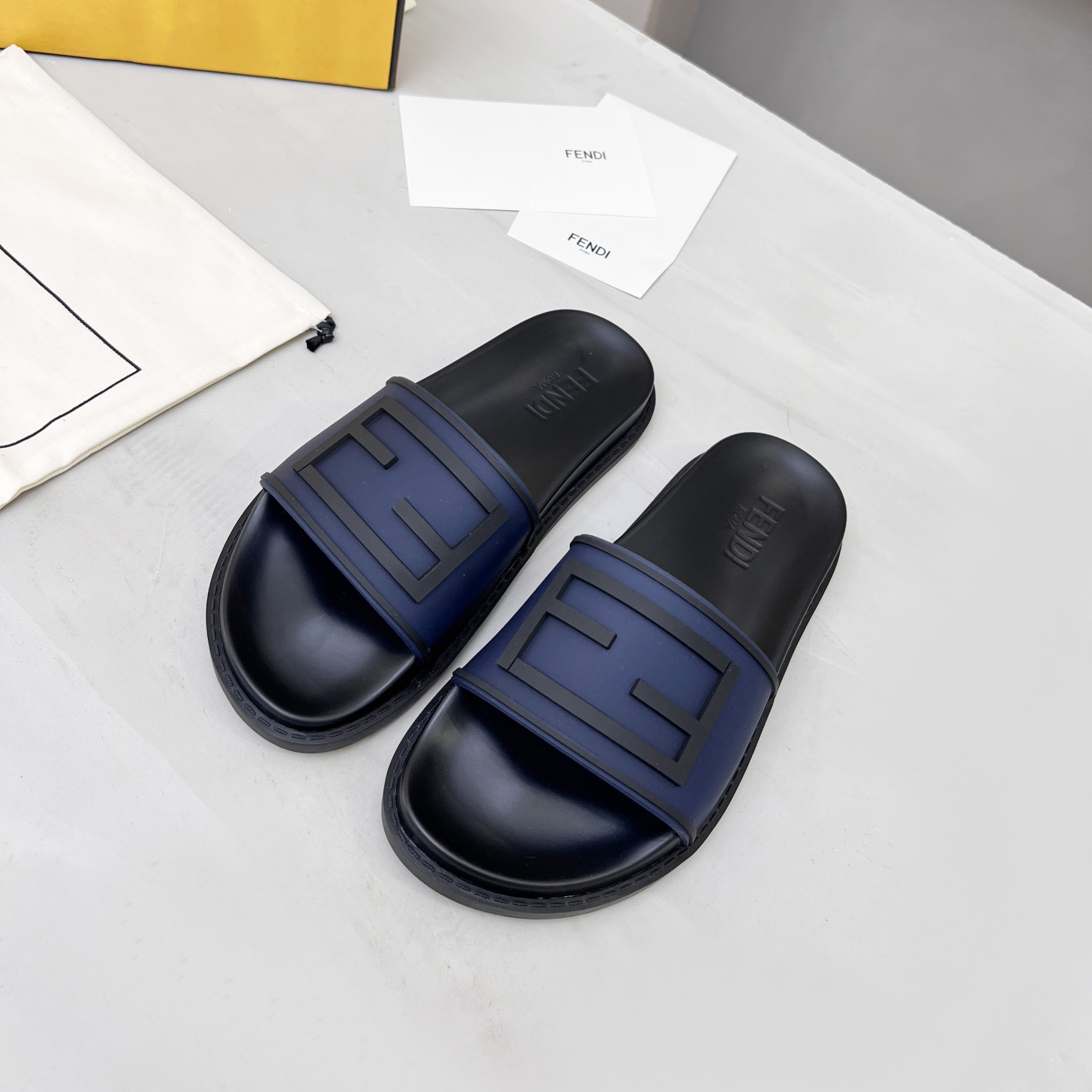 Fendi Baguette-Slides - EUR FASHION