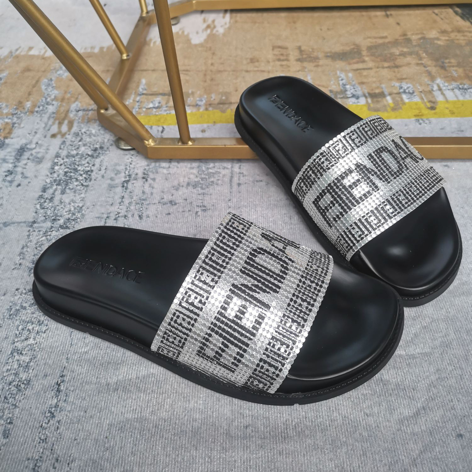 Versace x Fendi Fendace Logo-Sandalen - EUR FASHION