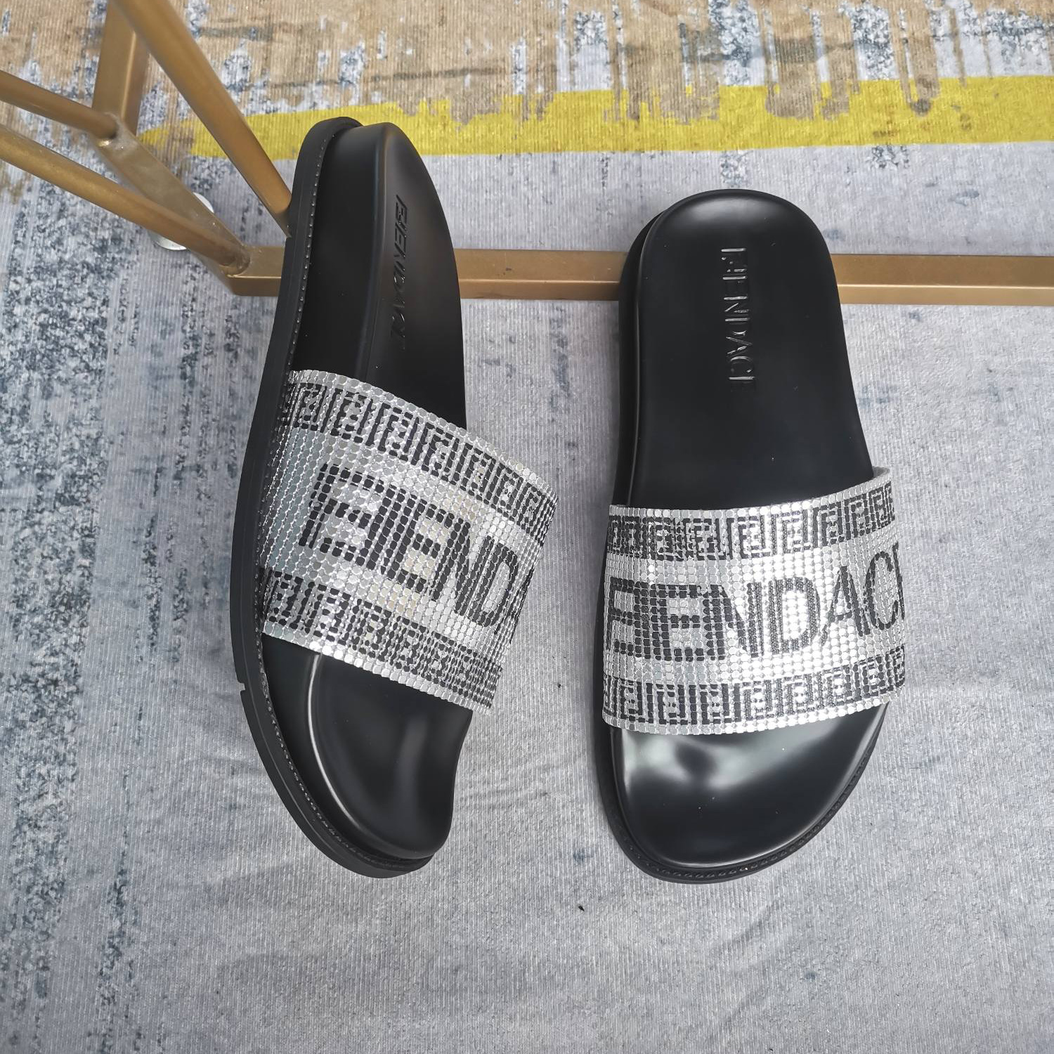 Versace x Fendi Fendace Logo-Sandalen - EUR FASHION