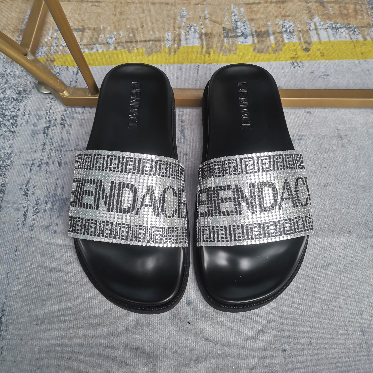Versace x Fendi Fendace Logo-Sandalen - EUR FASHION