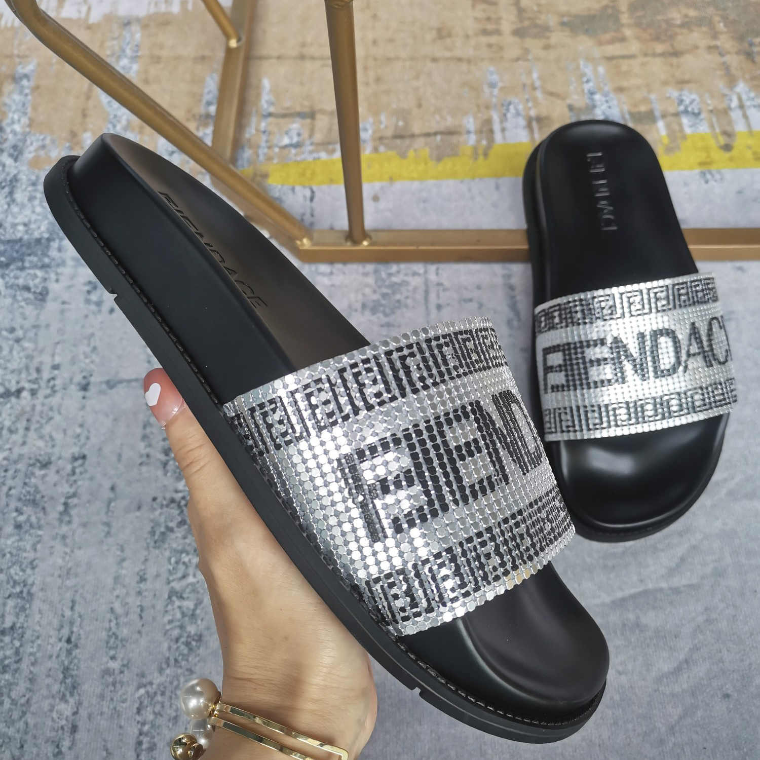 Versace x Fendi Fendace Logo-Sandalen - EUR FASHION