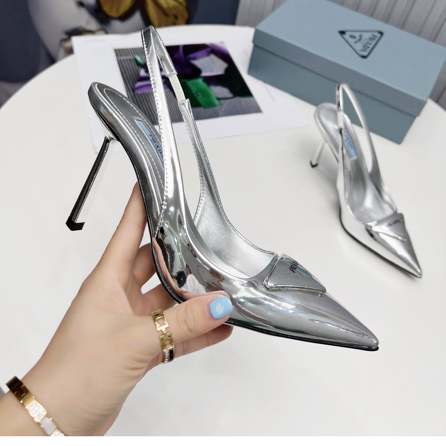 Prada Slingback-Pumps aus gebürstetem Leder in Silber - EUR FASHION