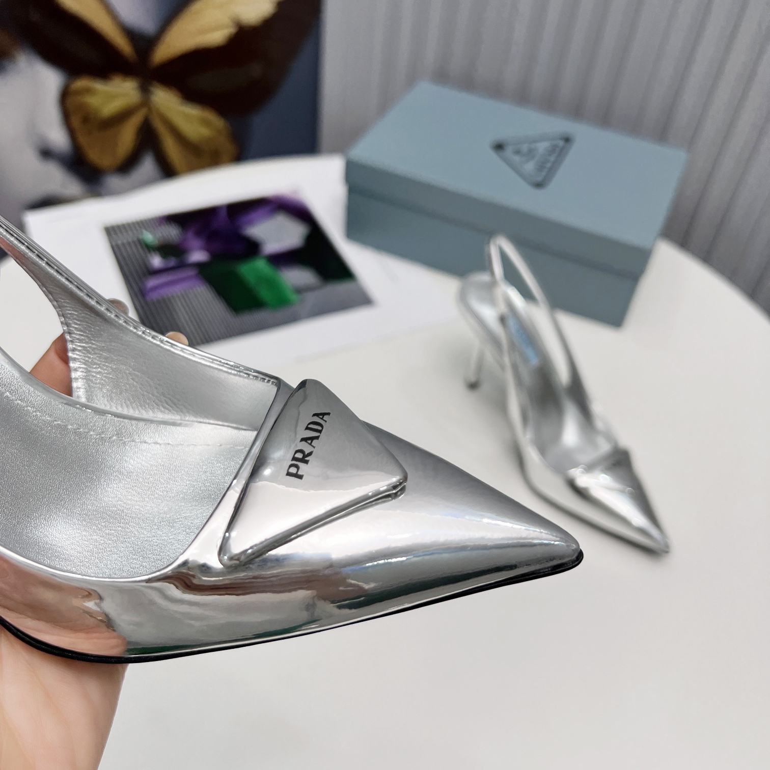 Prada Slingback-Pumps aus gebürstetem Leder in Silber - EUR FASHION