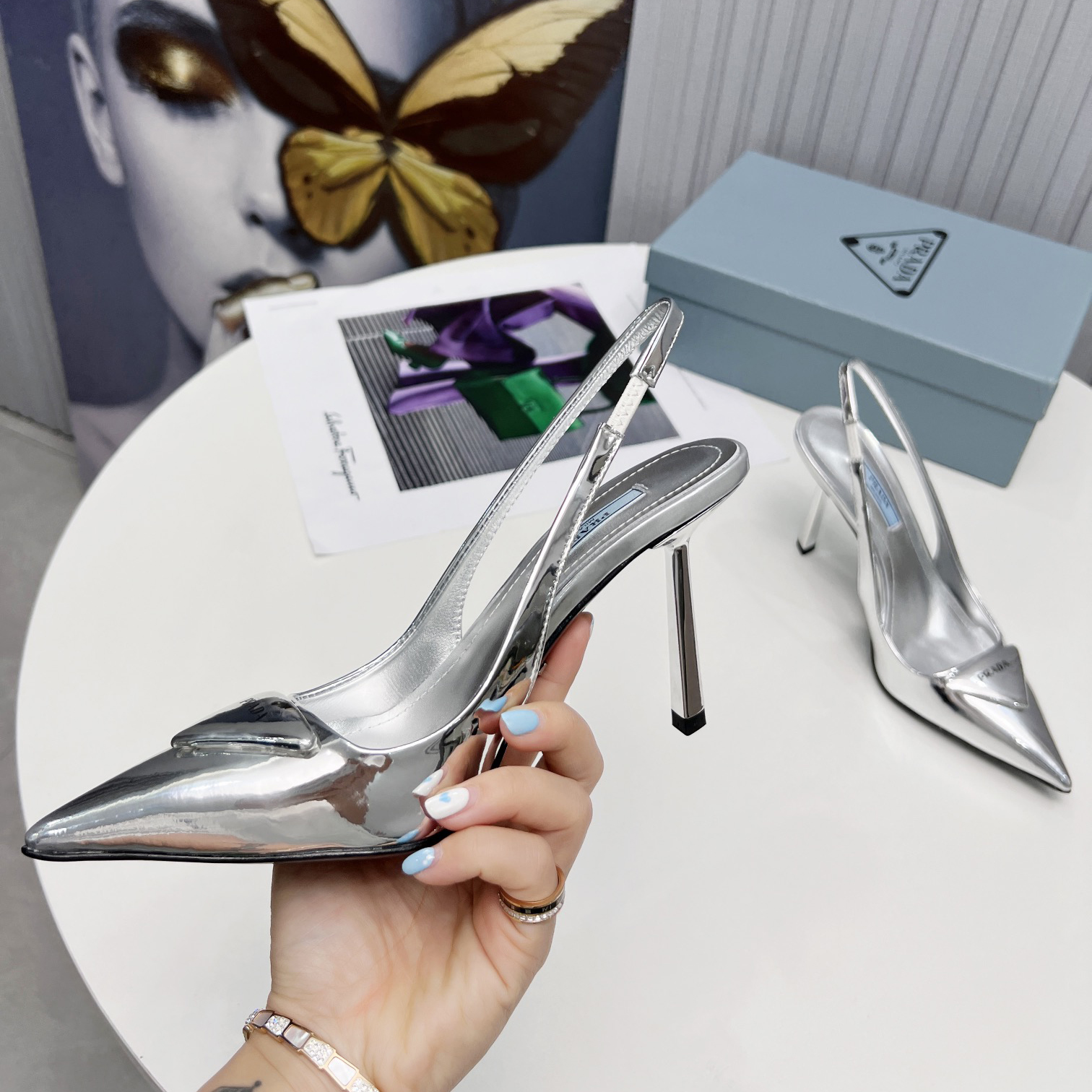 Prada Slingback-Pumps aus gebürstetem Leder in Silber - EUR FASHION