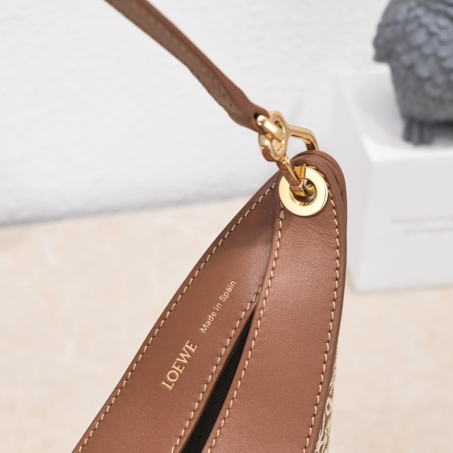 Loewe Luna Tasche aus Anagram-Jacquard und klassischem Kalbsleder (29,5–27–8 cm) - EUR FASHION