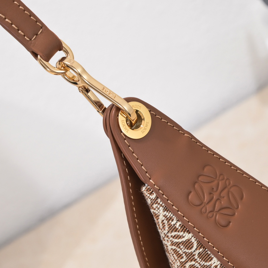 Loewe Luna Tasche aus Anagram-Jacquard und klassischem Kalbsleder (29,5–27–8 cm) - EUR FASHION