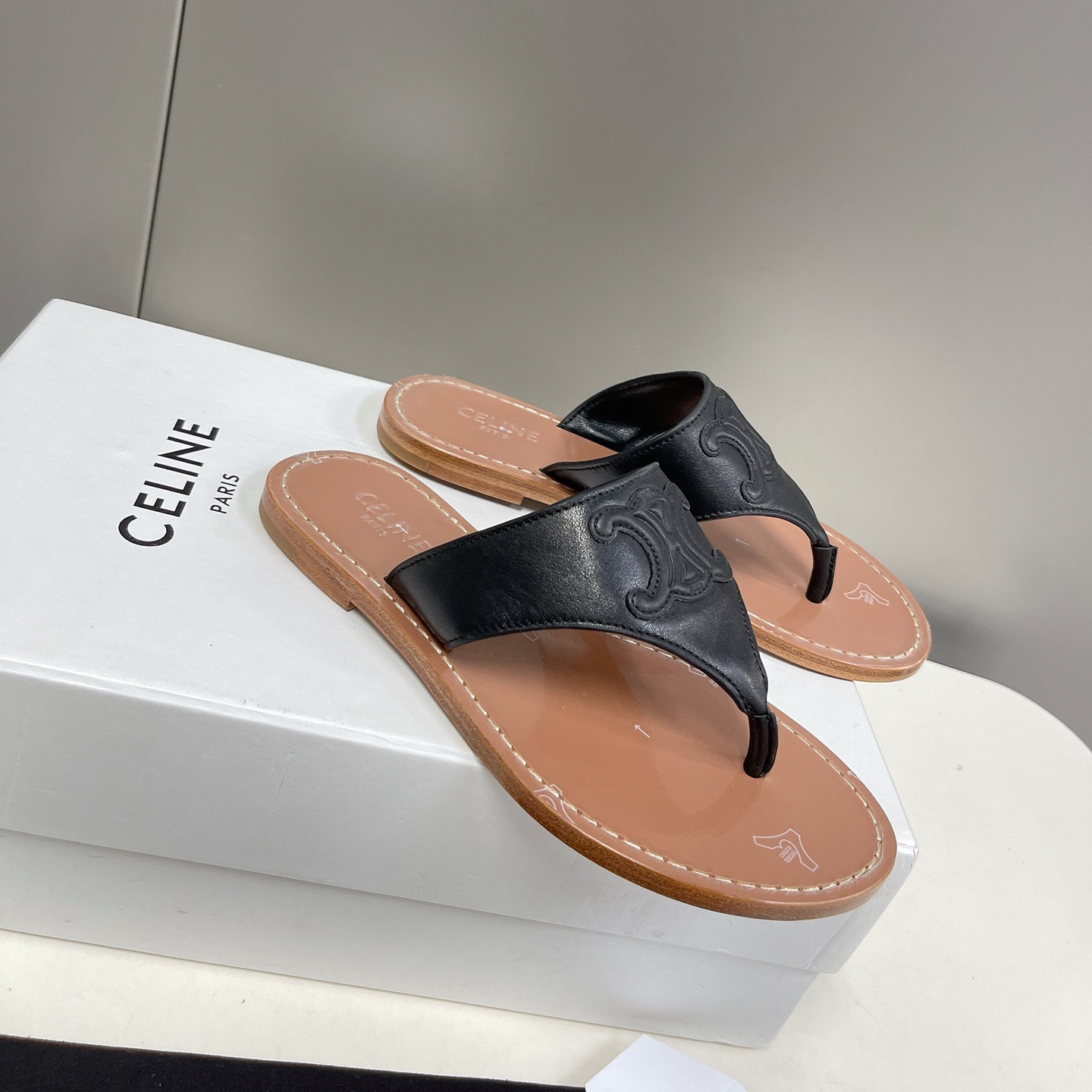 Celine Triomphe Flacher Tanga aus Kalbsleder in Schwarz - EUR FASHION