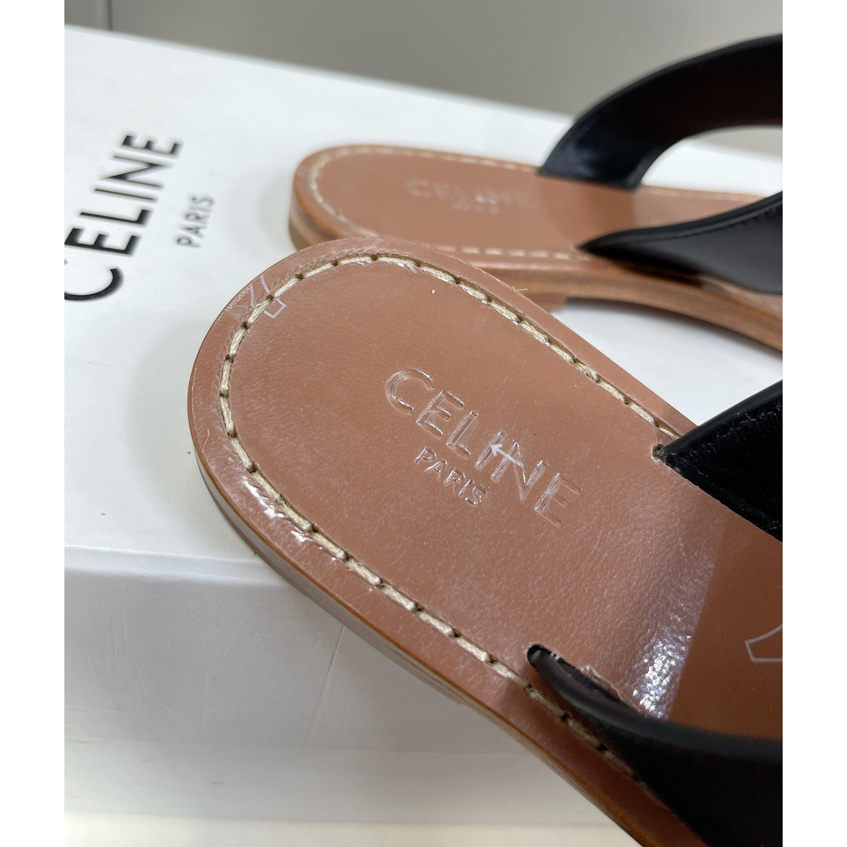 Celine Triomphe Flacher Tanga aus Kalbsleder in Schwarz - EUR FASHION