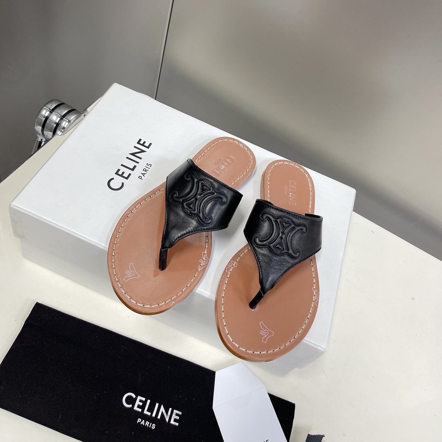 Celine Triomphe Flacher Tanga aus Kalbsleder in Schwarz - EUR FASHION