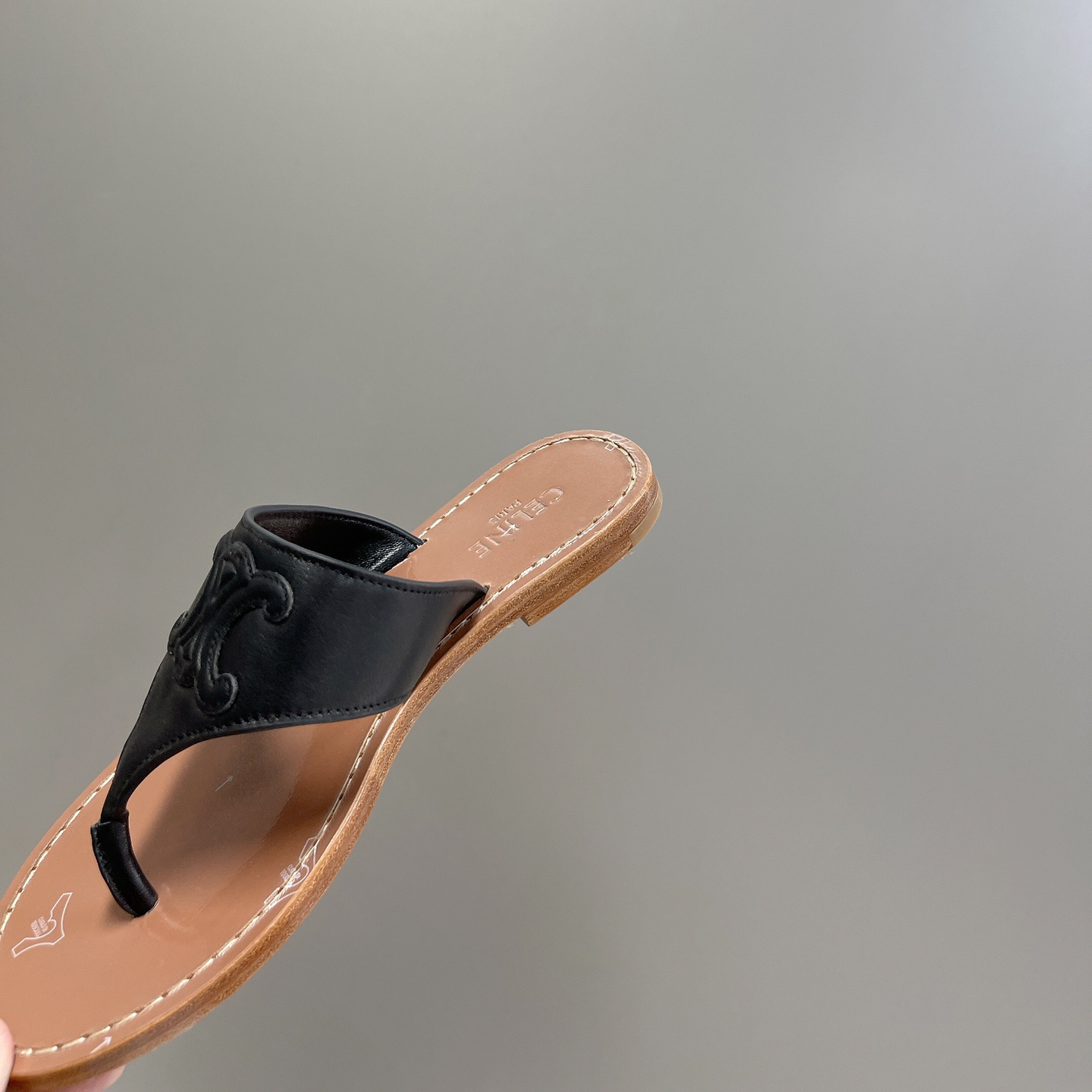 Celine Triomphe Flacher Tanga aus Kalbsleder in Schwarz - EUR FASHION