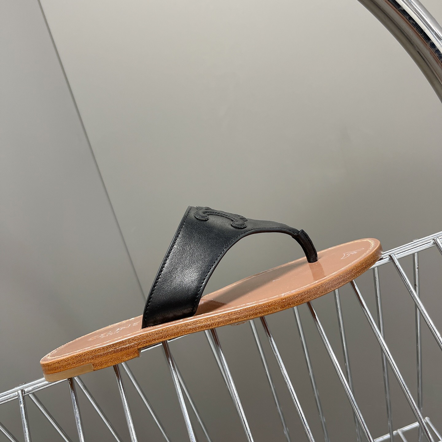 Celine Triomphe Flacher Tanga aus Kalbsleder in Schwarz - EUR FASHION