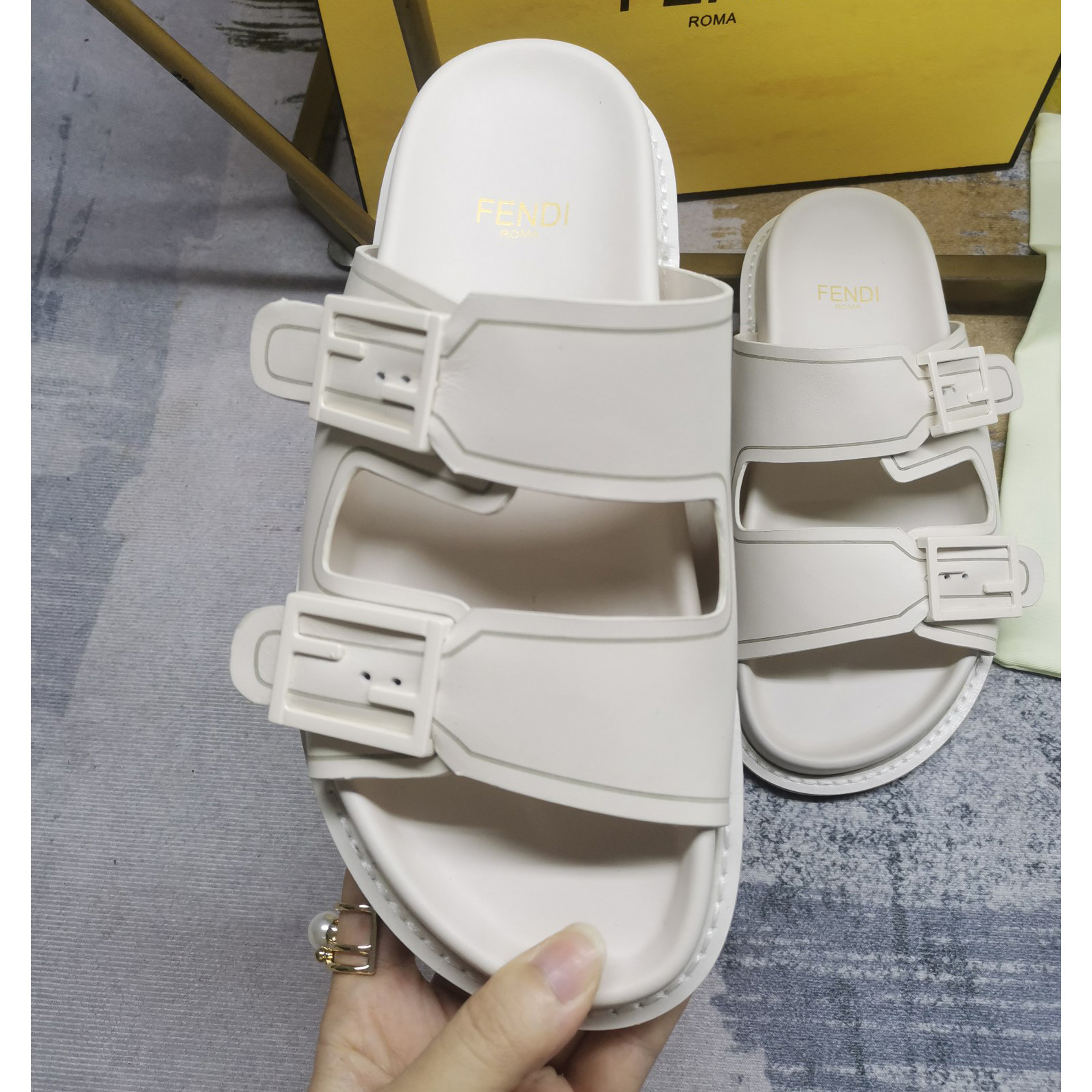 Fendi Feel WhiteFF Stoff-Slides - EUR FASHION
